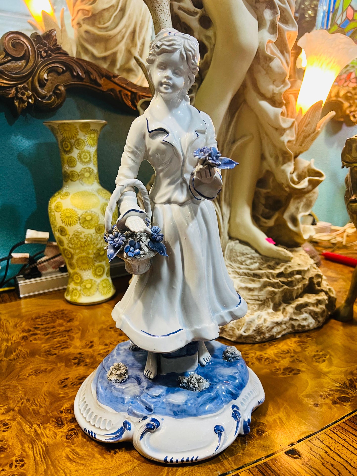🌸Escultura Vintage de Dama en Porcelana Azul y Blanca🌸