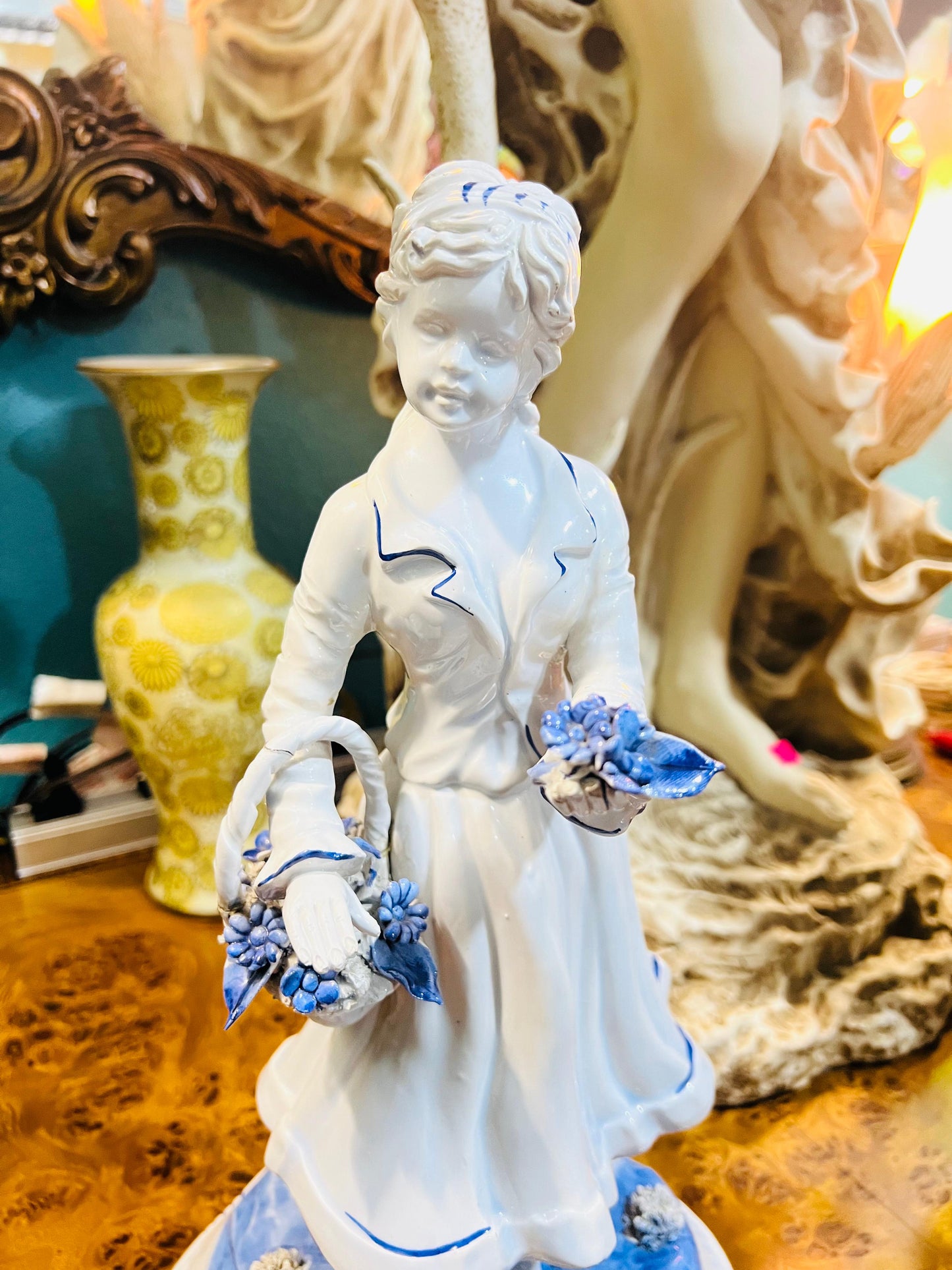 🌸Escultura Vintage de Dama en Porcelana Azul y Blanca🌸