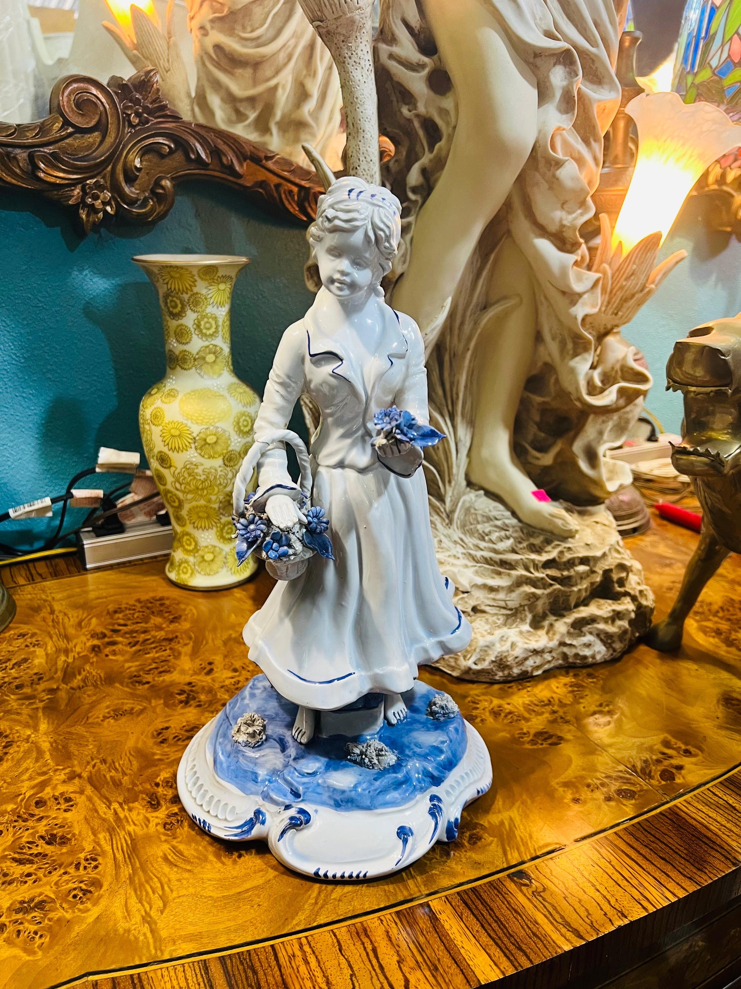 🌸Escultura Vintage de Dama en Porcelana Azul y Blanca🌸