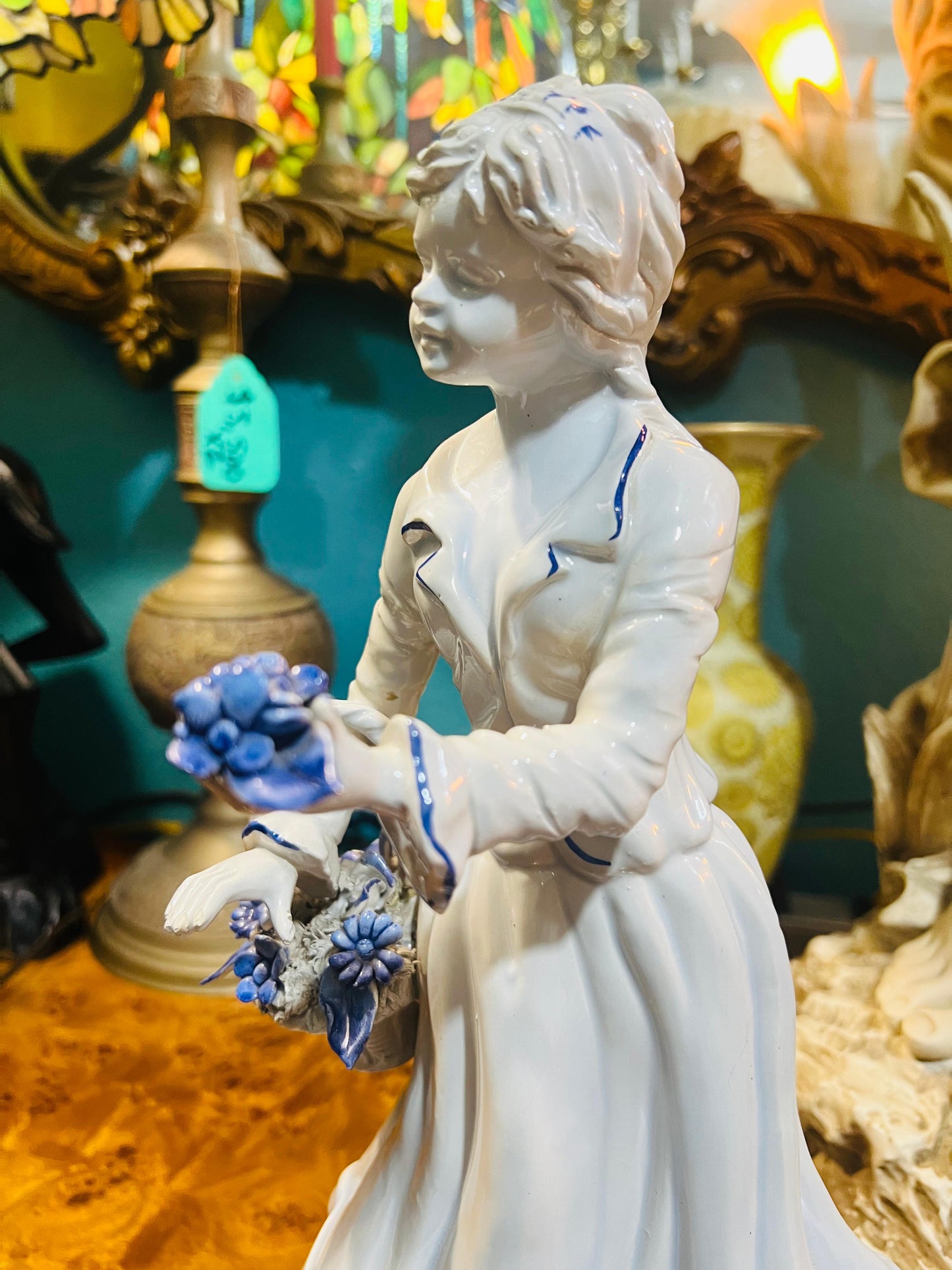 🌸Escultura Vintage de Dama en Porcelana Azul y Blanca🌸