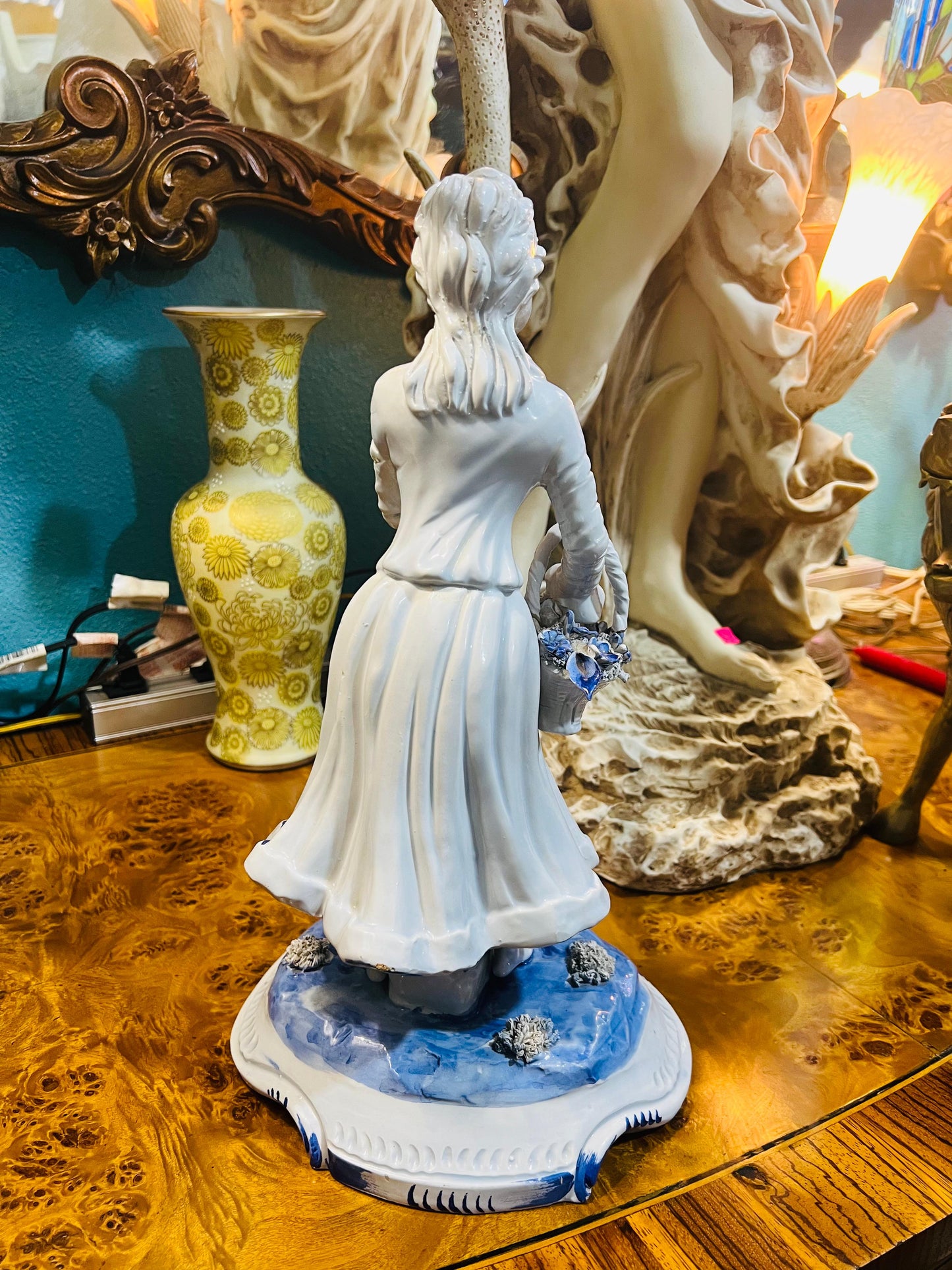 🌸Escultura Vintage de Dama en Porcelana Azul y Blanca🌸