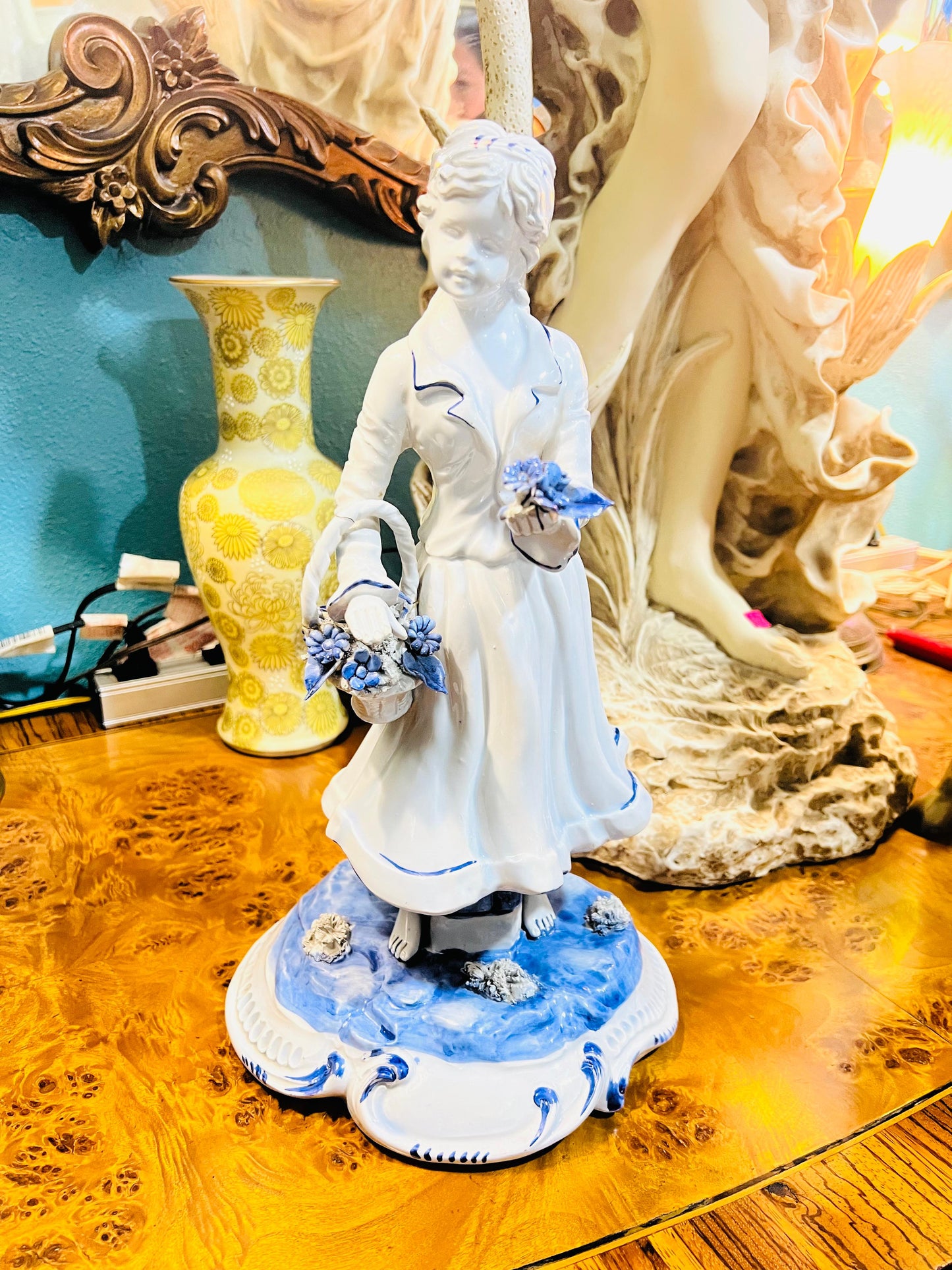 🌸Escultura Vintage de Dama en Porcelana Azul y Blanca🌸