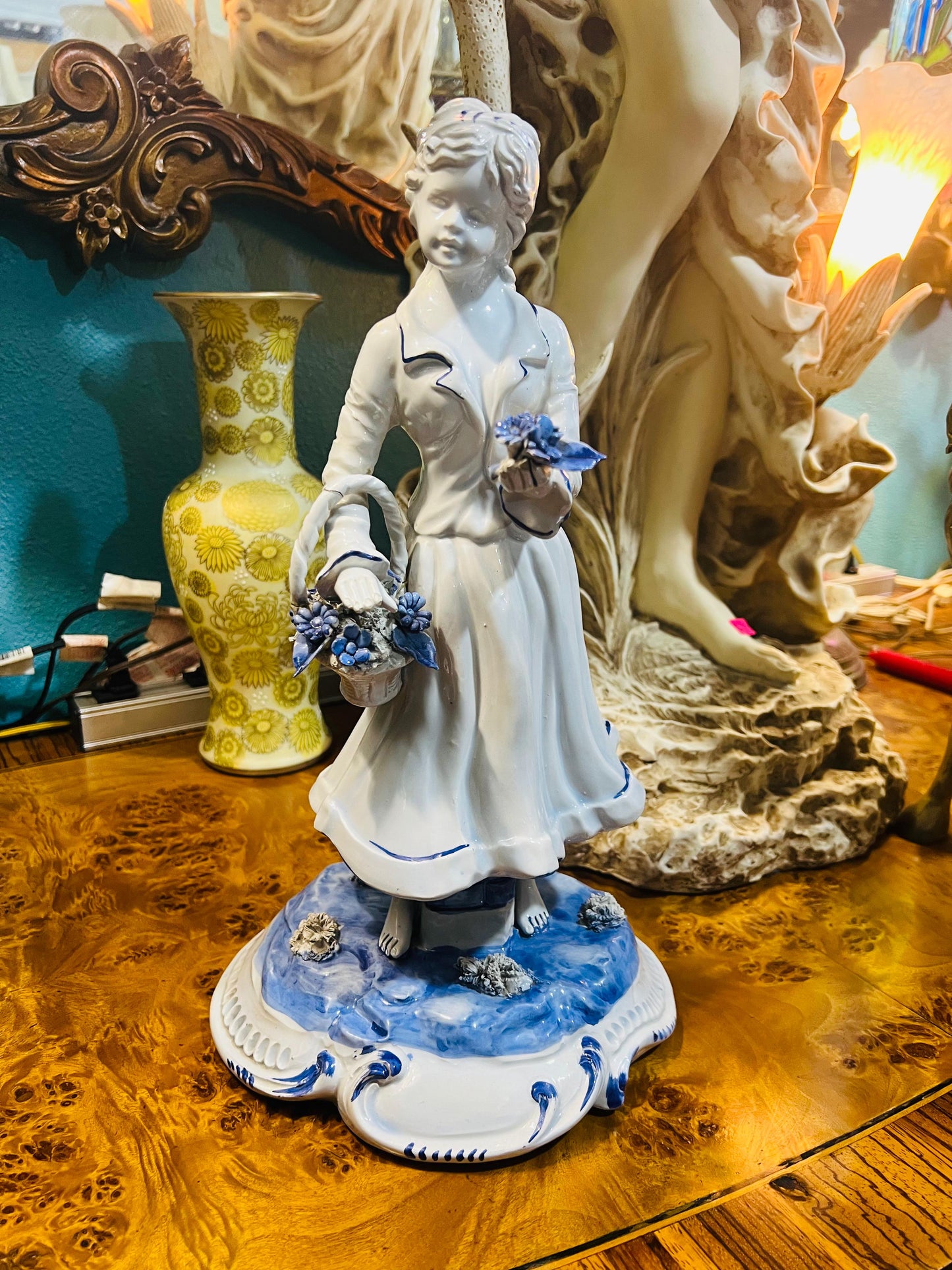 🌸Escultura Vintage de Dama en Porcelana Azul y Blanca🌸