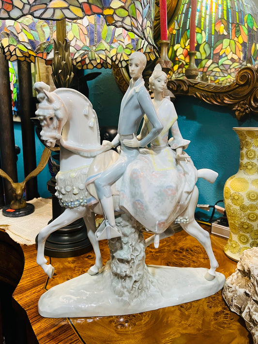 🌟 Lladro Fine Porcelain Sculpture 4648 - Valencianos Group, year of issue 1969 🕊️✨