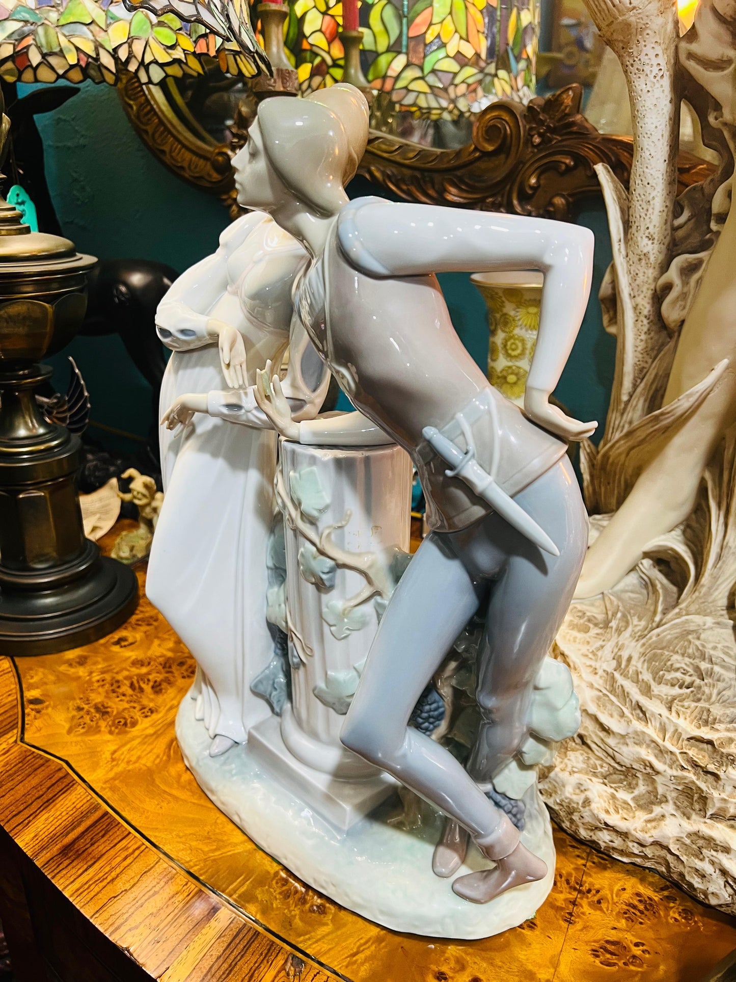 🌟 Escultura de Porcelana Fina Lladro 4750 - Romeo y Julieta  🕊️✨