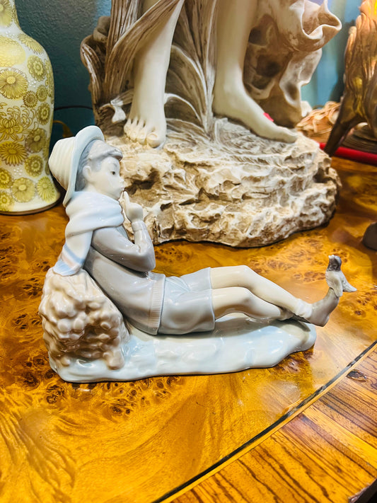 🌟 Fine Porcelain Sculpture - Shepherd with Bird Lladro #4730, Issue 1970 🕊️✨