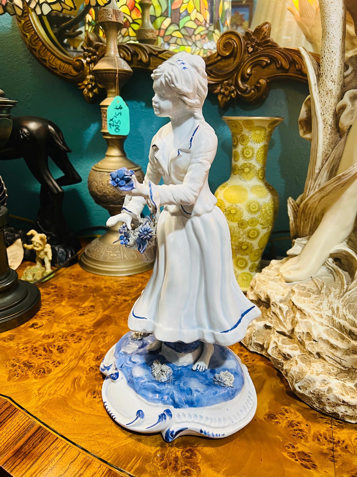 🌸Escultura Vintage de Dama en Porcelana Azul y Blanca🌸