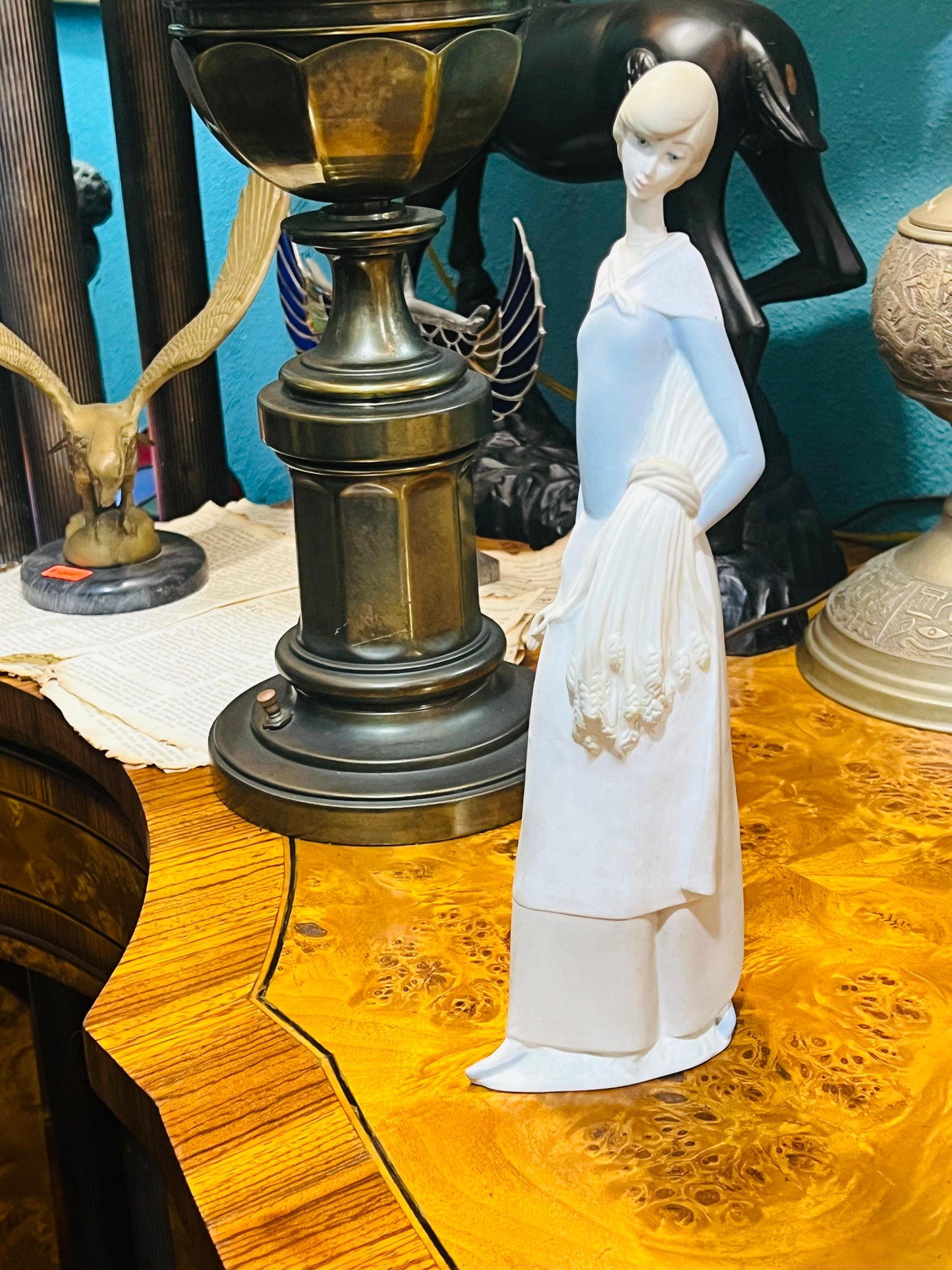 🌾Figura de Porcelana de Mujer con Trigo en Venta 🌾