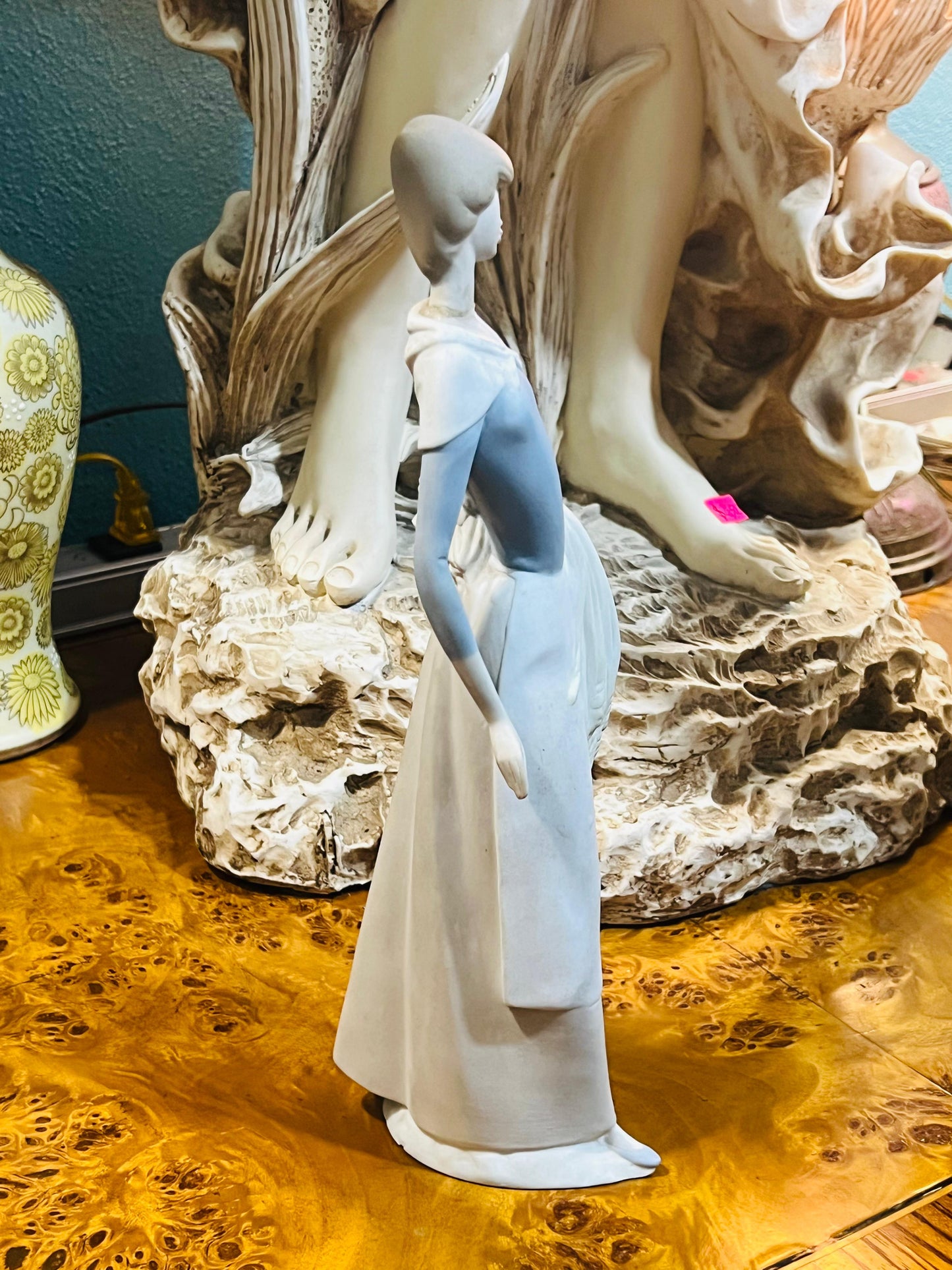 🌾Figura de Porcelana de Mujer con Trigo en Venta 🌾