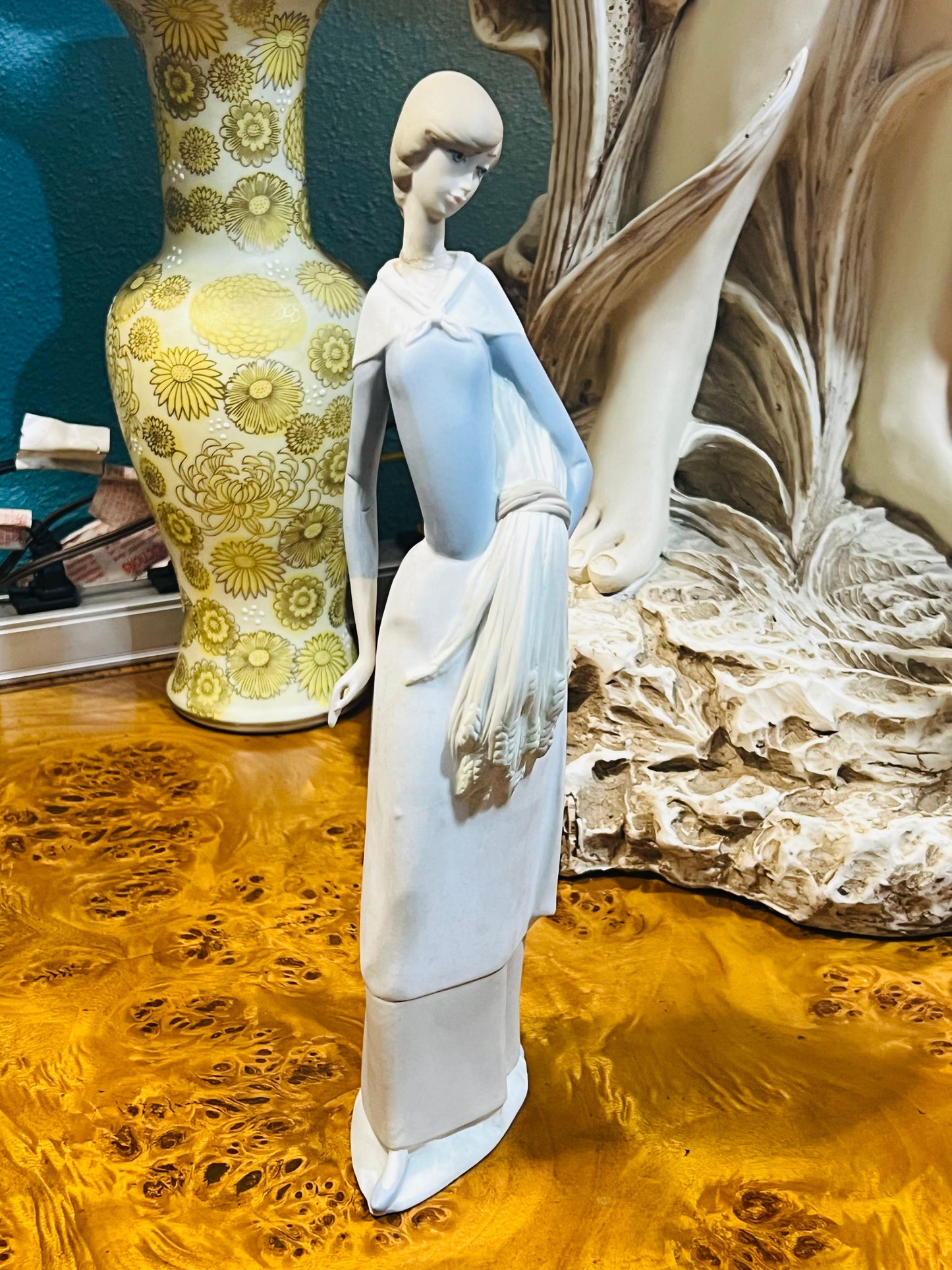 🌾Figura de Porcelana de Mujer con Trigo en Venta 🌾