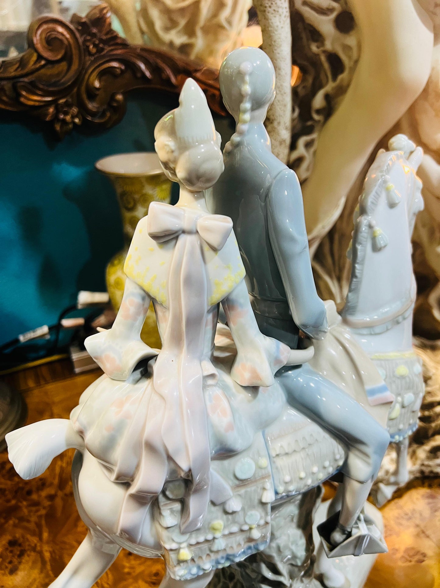 🌟 Lladro Fine Porcelain Sculpture 4648 - Valencianos Group, year of issue 1969 🕊️✨