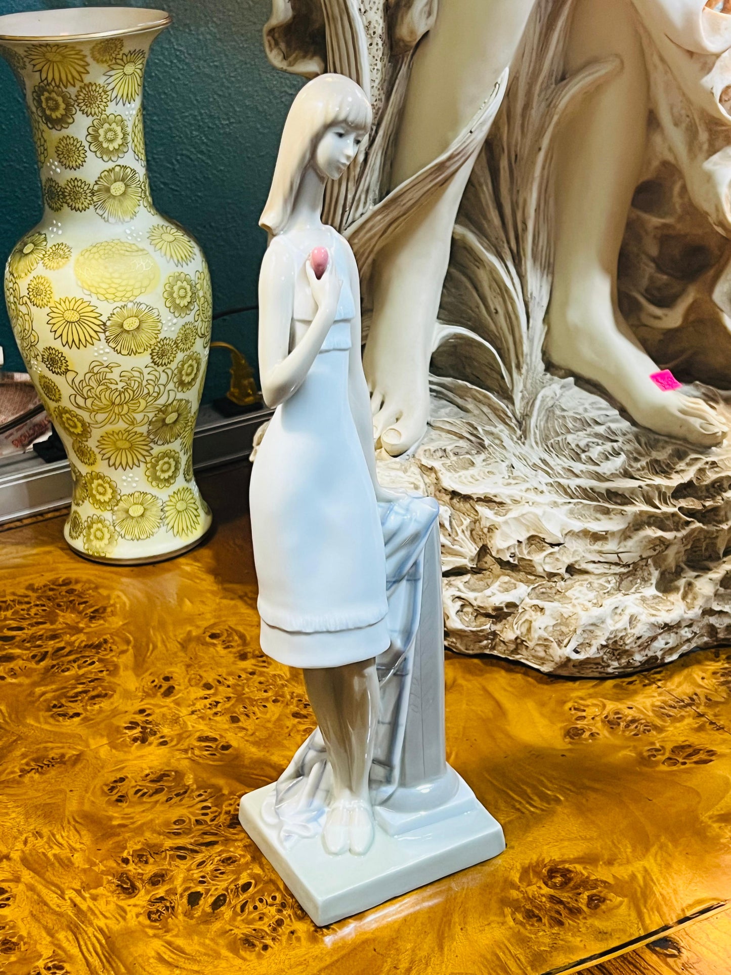 📸 Girl in photo pose 📸 Lladro 1028, Year of issue 1970 📸