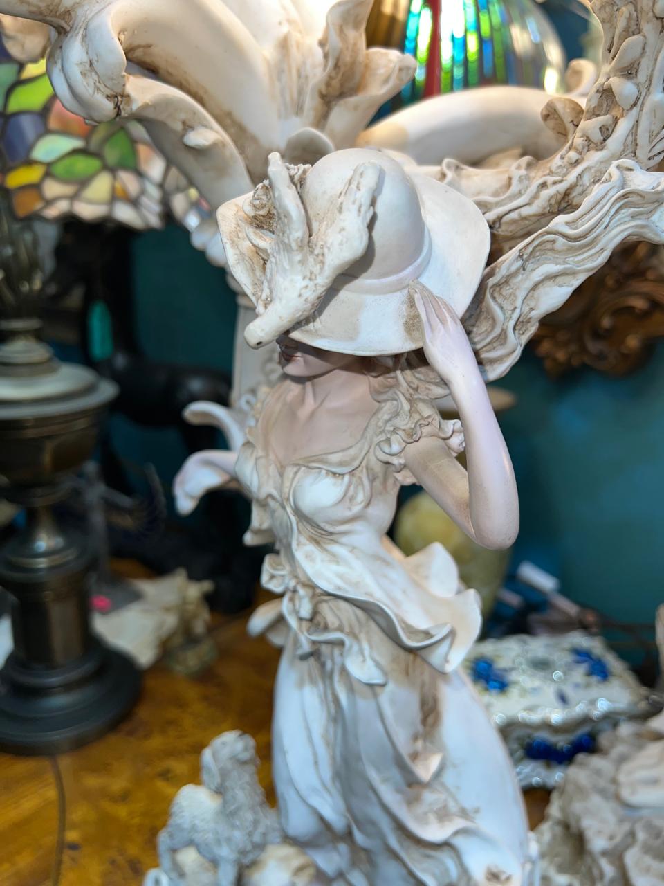 🌟🔮 Lámpara Vintage De Escultura de Mujer con 5 Pantallas de Crystal de Tulipanes Blancos 🔮🌟