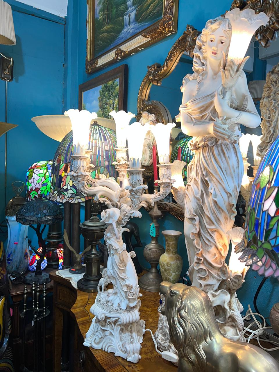 🌟🔮 Lámpara Vintage De Escultura de Mujer con 5 Pantallas de Crystal de Tulipanes Blancos 🔮🌟