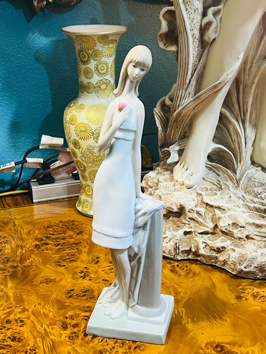 📸 Girl in photo pose 📸 Lladro 1028, Year of issue 1970 📸