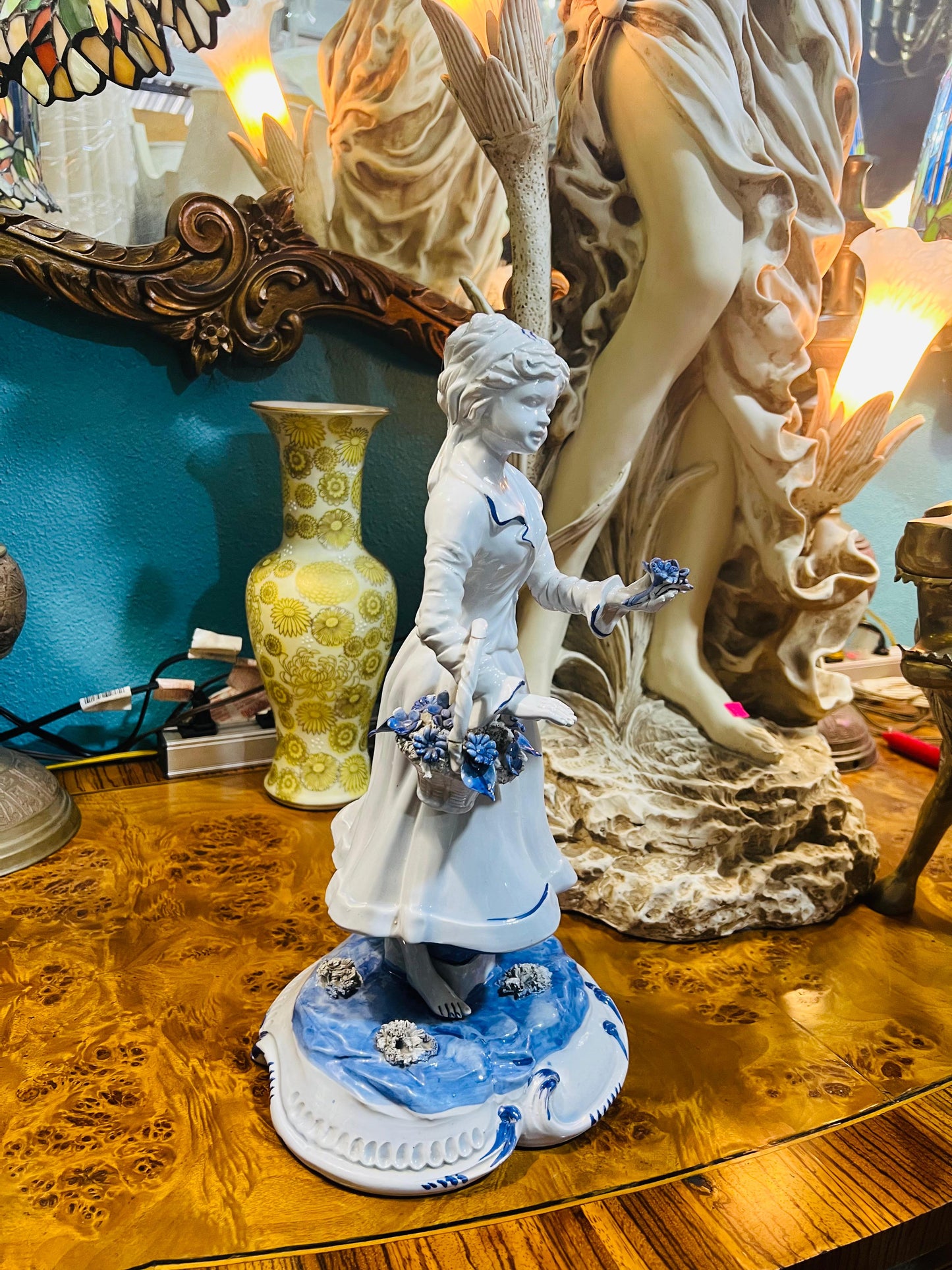 🌸Escultura Vintage de Dama en Porcelana Azul y Blanca🌸