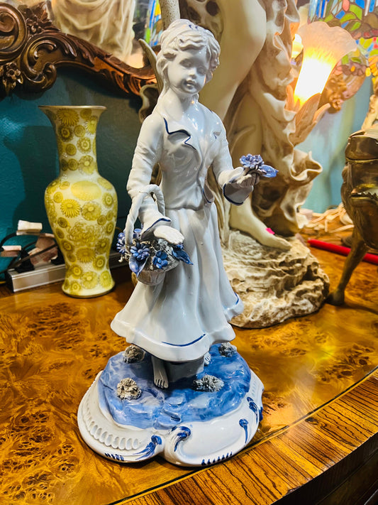 🌸Vintage Blue and White Porcelain Lady Sculpture🌸