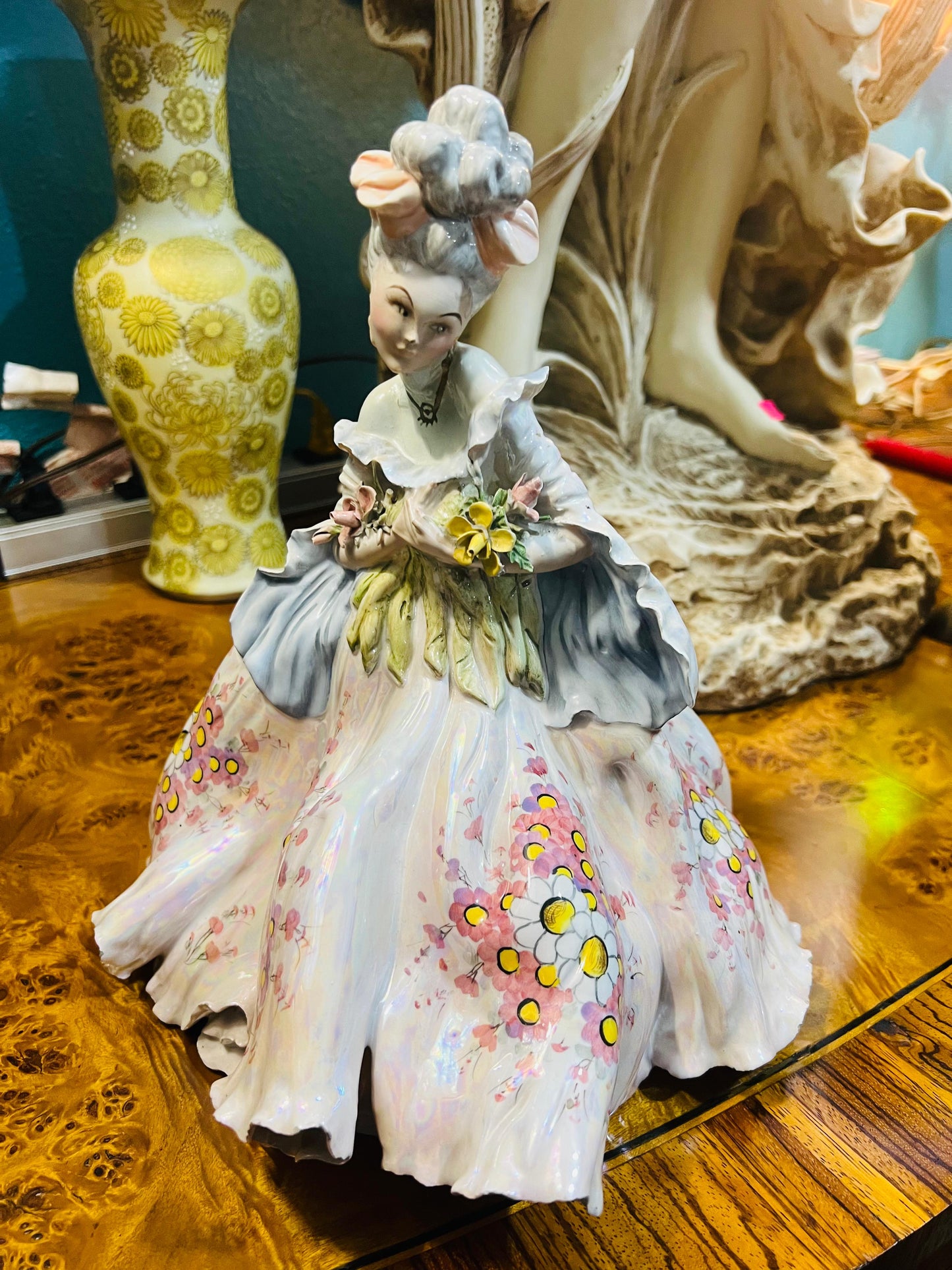 🎨Sculpture of a Lady with Iridescent Details by Tiziano Galli👨‍🎨 from the 1950s