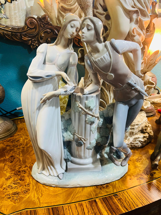 🌟 Lladro Fine Porcelain Sculpture 4750 - Romeo and Juliet 🕊️✨