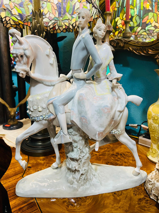 🌟 Lladro Fine Porcelain Sculpture 4648 - Valencianos Group, year of issue 1969 🕊️✨