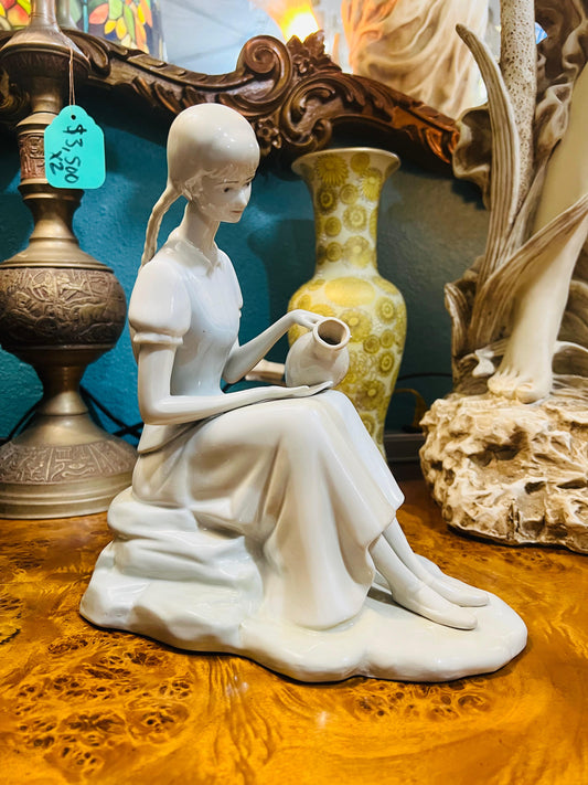 Fine Porcelain Figure ✨