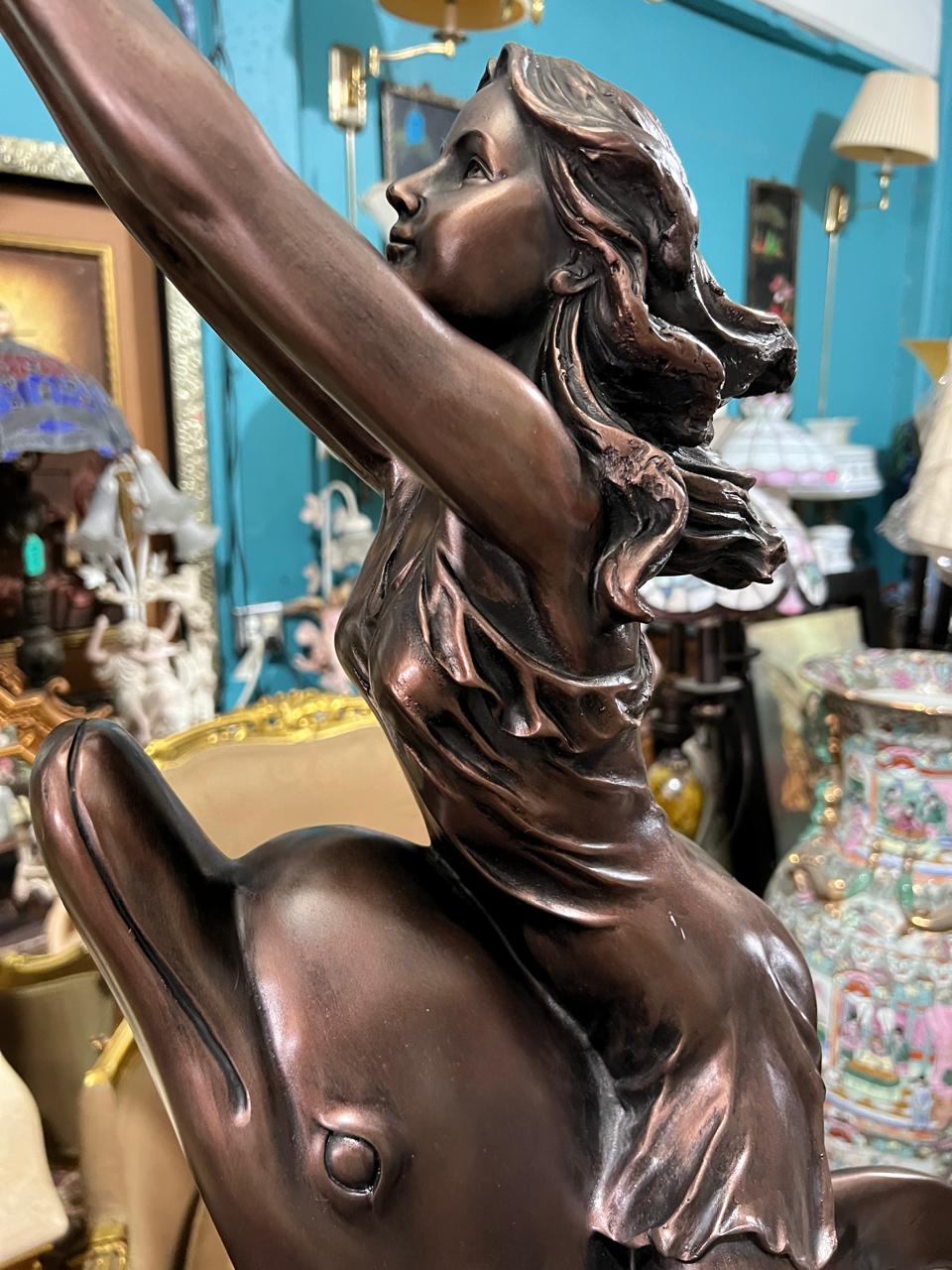 ✨🐬 🌟 Lampara Alta Con Delfin y Escultura De Mujer✨🐬 ¡Disponible solo en Rosarito Antiques!🛍️