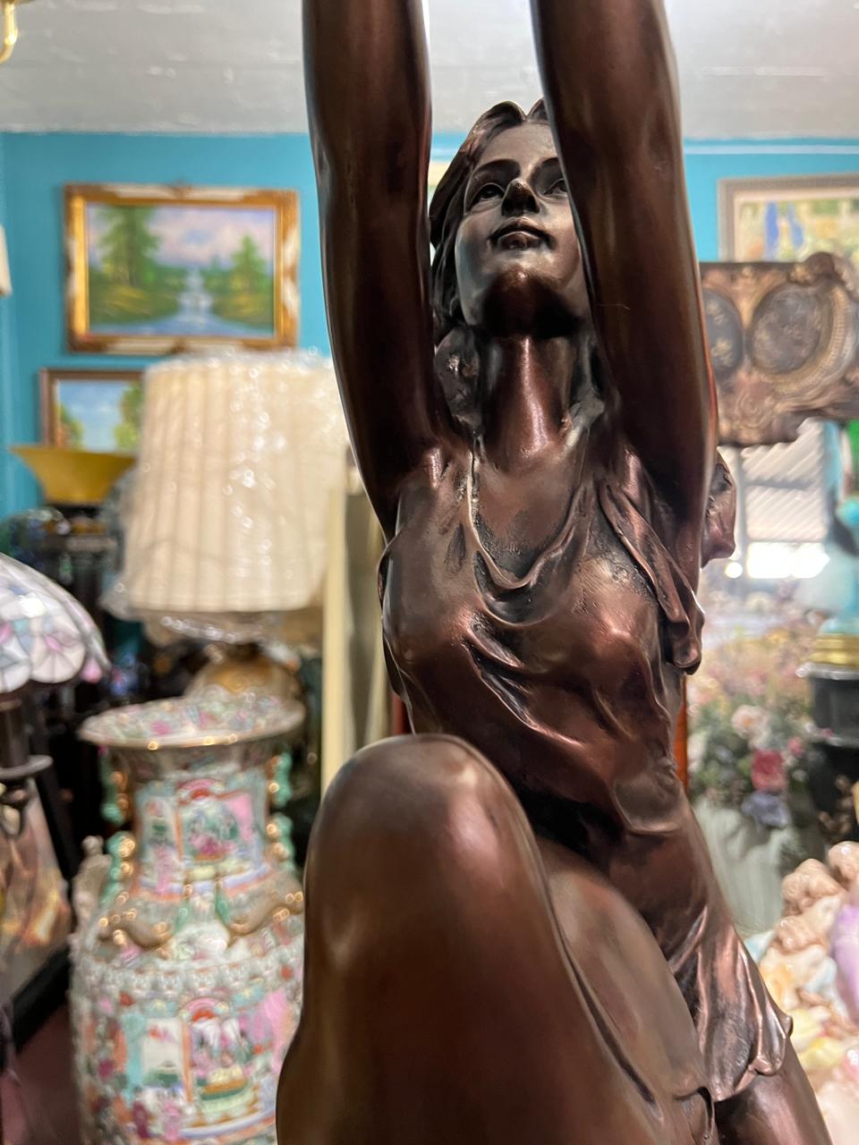 ✨🐬 🌟 Lampara Alta Con Delfin y Escultura De Mujer✨🐬 ¡Disponible solo en Rosarito Antiques!🛍️