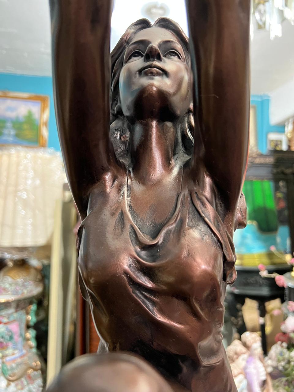 ✨🐬 🌟 Lampara Alta Con Delfin y Escultura De Mujer✨🐬 ¡Disponible solo en Rosarito Antiques!🛍️