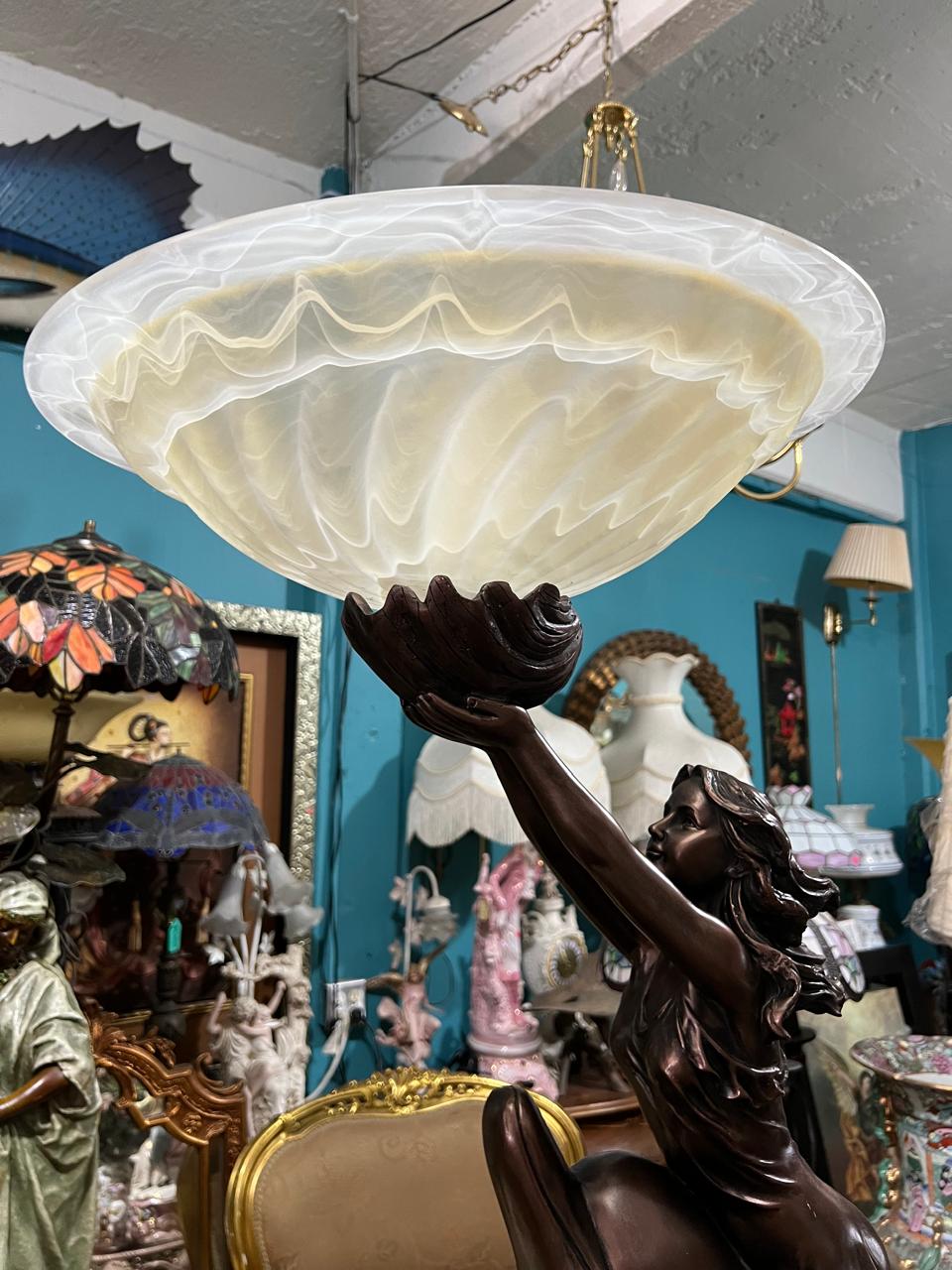 ✨🐬 🌟 Lampara Alta Con Delfin y Escultura De Mujer✨🐬 ¡Disponible solo en Rosarito Antiques!🛍️