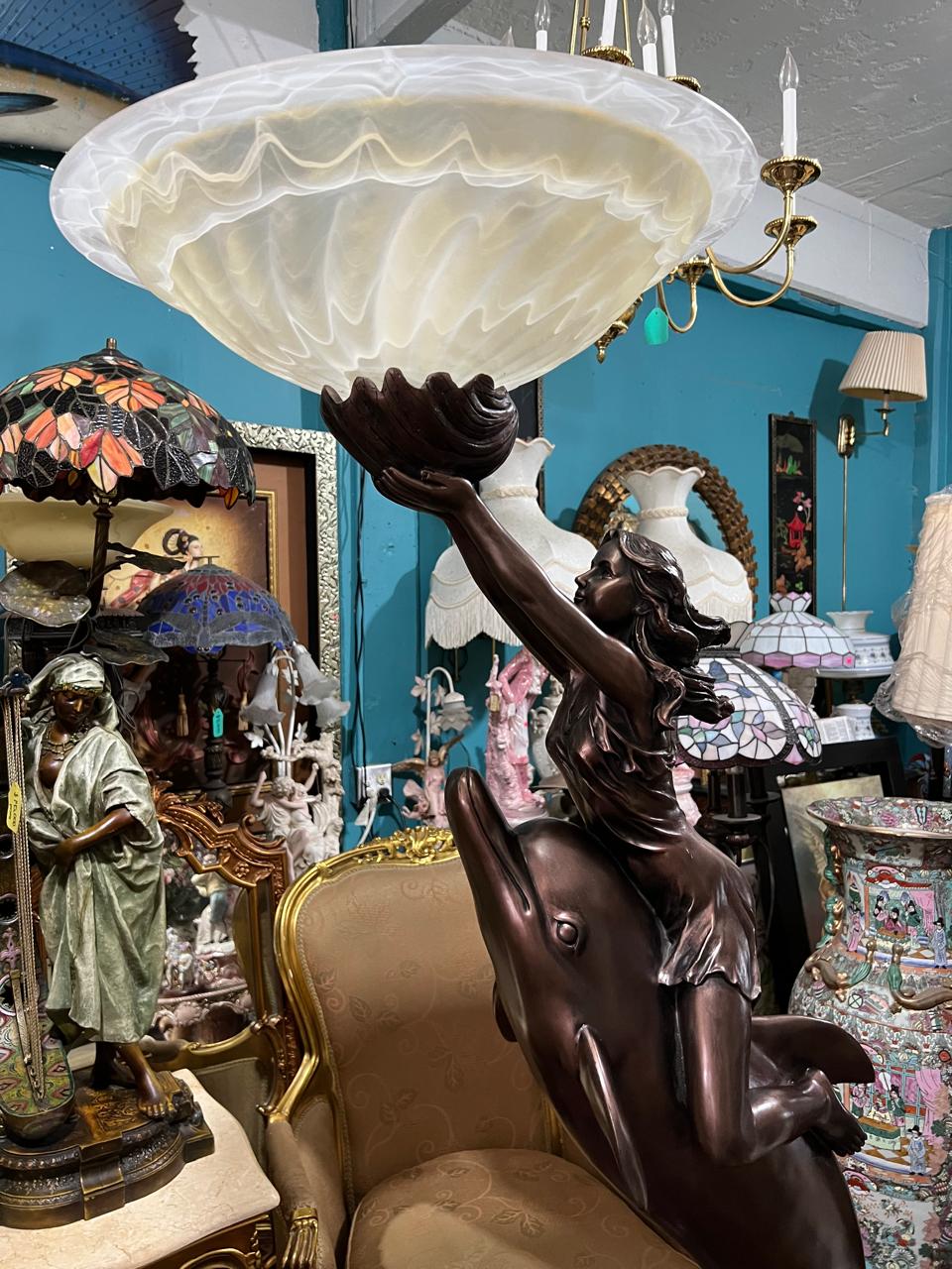 ✨🐬 🌟 Lampara Alta Con Delfin y Escultura De Mujer✨🐬 ¡Disponible solo en Rosarito Antiques!🛍️