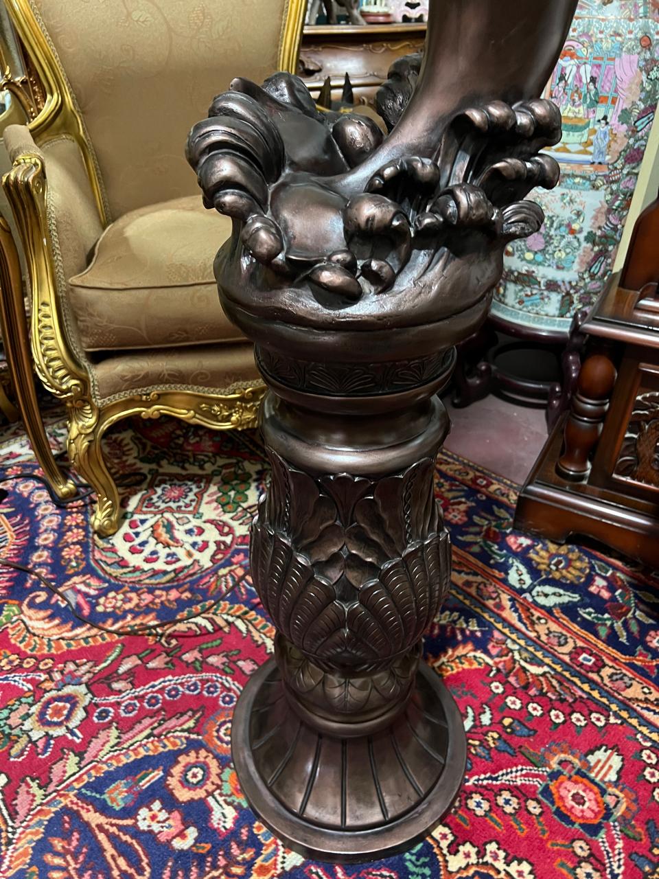 ✨🐬 🌟 Lampara Alta Con Delfin y Escultura De Mujer✨🐬 ¡Disponible solo en Rosarito Antiques!🛍️