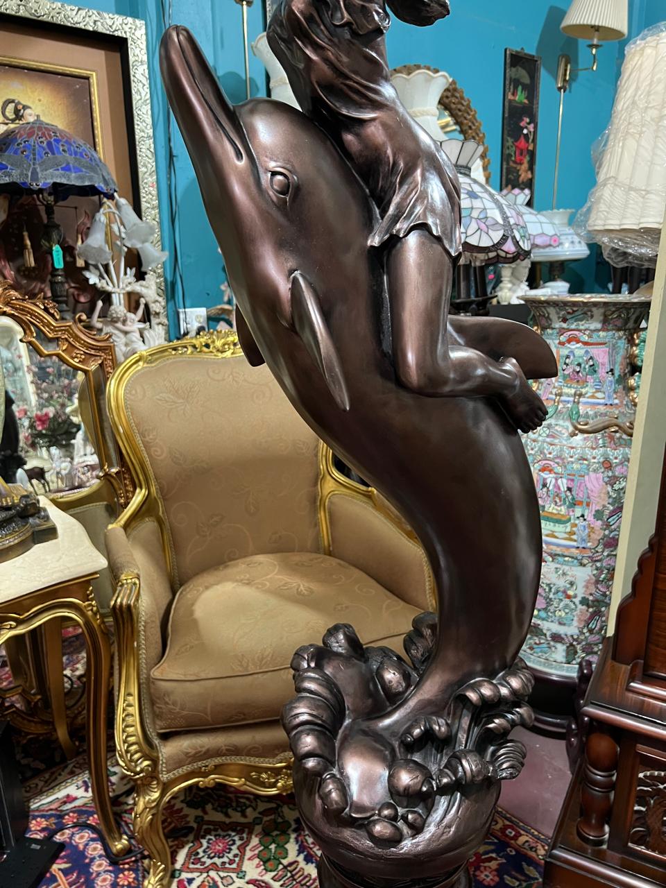 ✨🐬 🌟 Lampara Alta Con Delfin y Escultura De Mujer✨🐬 ¡Disponible solo en Rosarito Antiques!🛍️