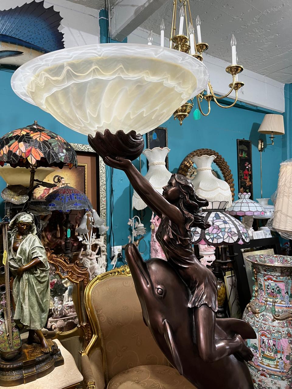 ✨🐬 🌟 Lampara Alta Con Delfin y Escultura De Mujer✨🐬 ¡Disponible solo en Rosarito Antiques!🛍️