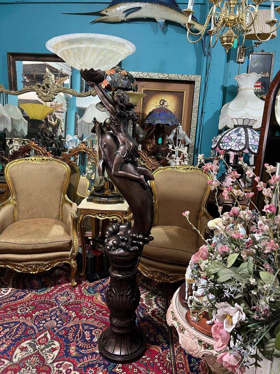 ✨🐬 🌟 Lampara Alta Con Delfin y Escultura De Mujer✨🐬 ¡Disponible solo en Rosarito Antiques!🛍️