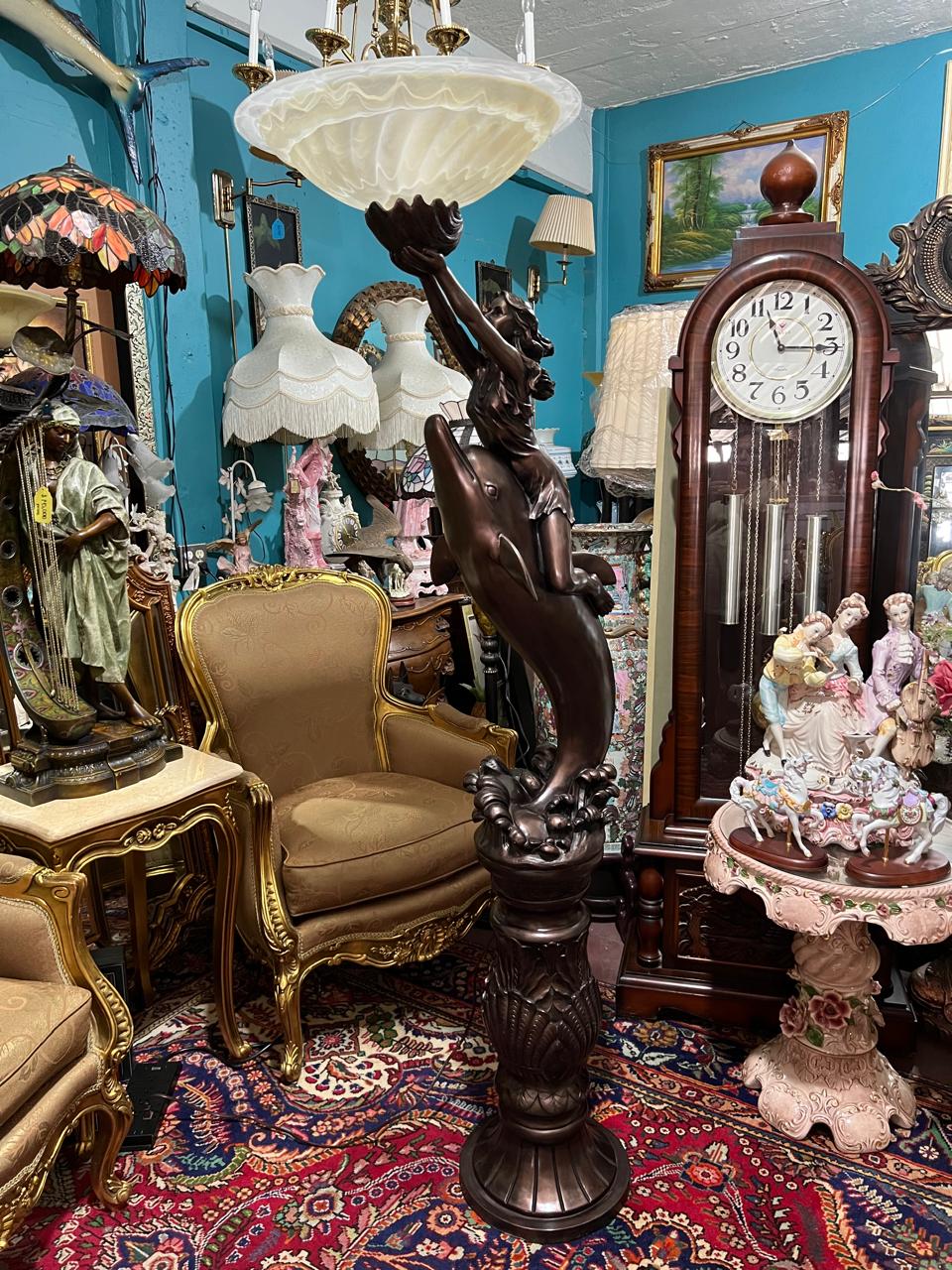 ✨🐬 🌟 Lampara Alta Con Delfin y Escultura De Mujer✨🐬 ¡Disponible solo en Rosarito Antiques!🛍️