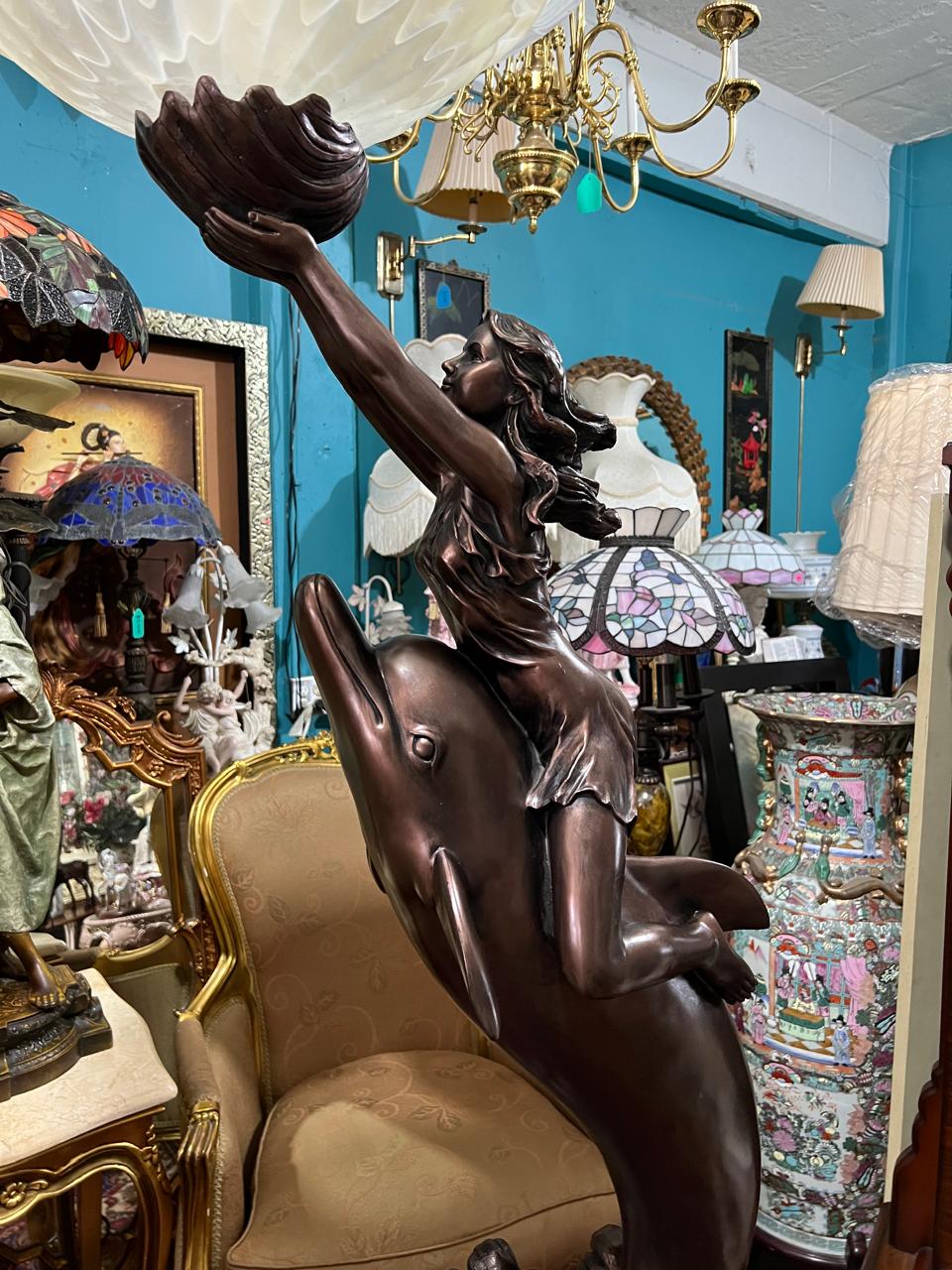 ✨🐬 🌟 Lampara Alta Con Delfin y Escultura De Mujer✨🐬 ¡Disponible solo en Rosarito Antiques!🛍️