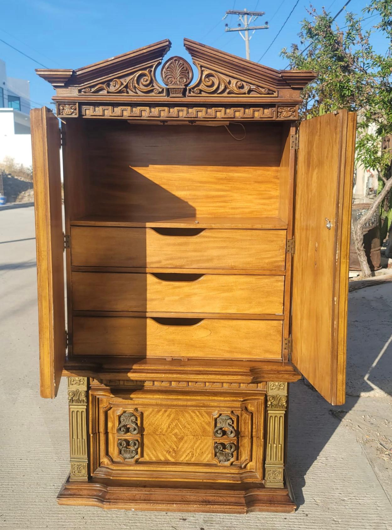 ¡Armario Vintage en Rosarito Antiques! 🏡✨