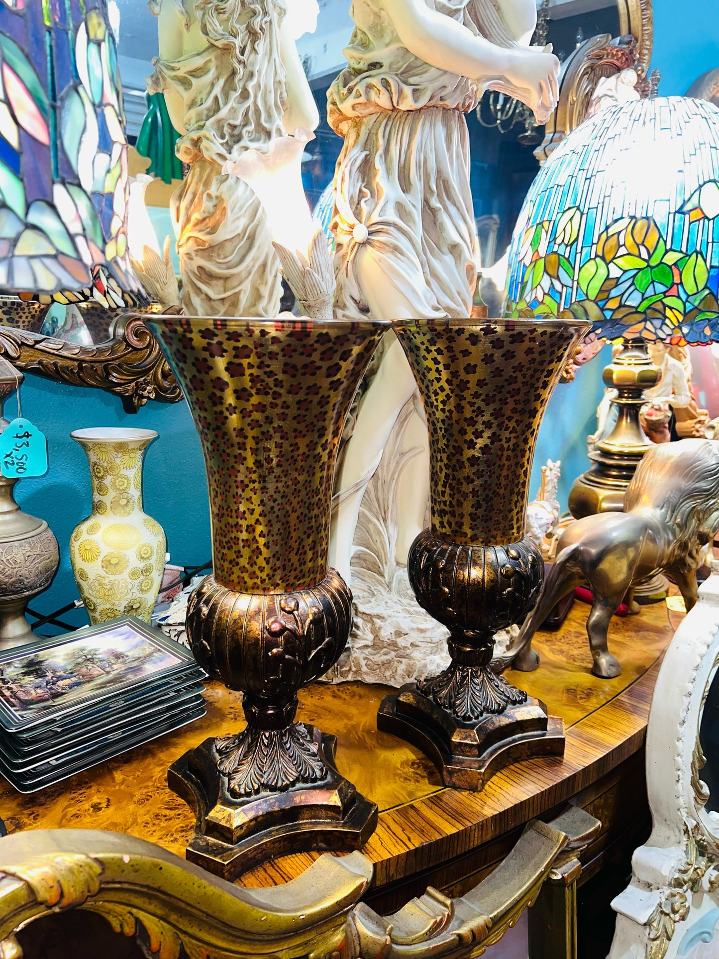 🌟 Elegant pair of decorative vases! 🌟