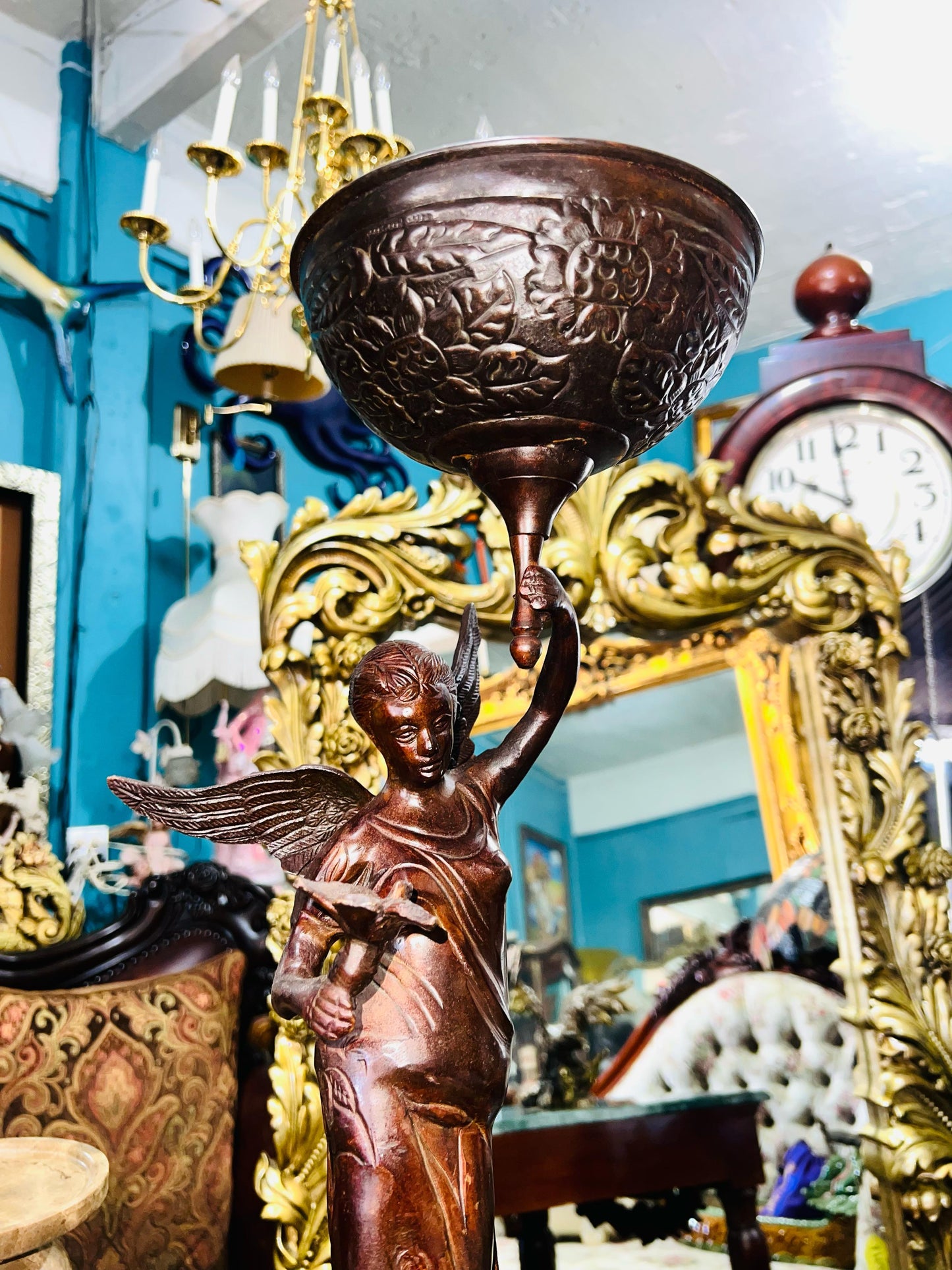 ✨ "Escultura de Ángel en Bronce: Historia y Elegancia en Cada Detalle" 🏺✨