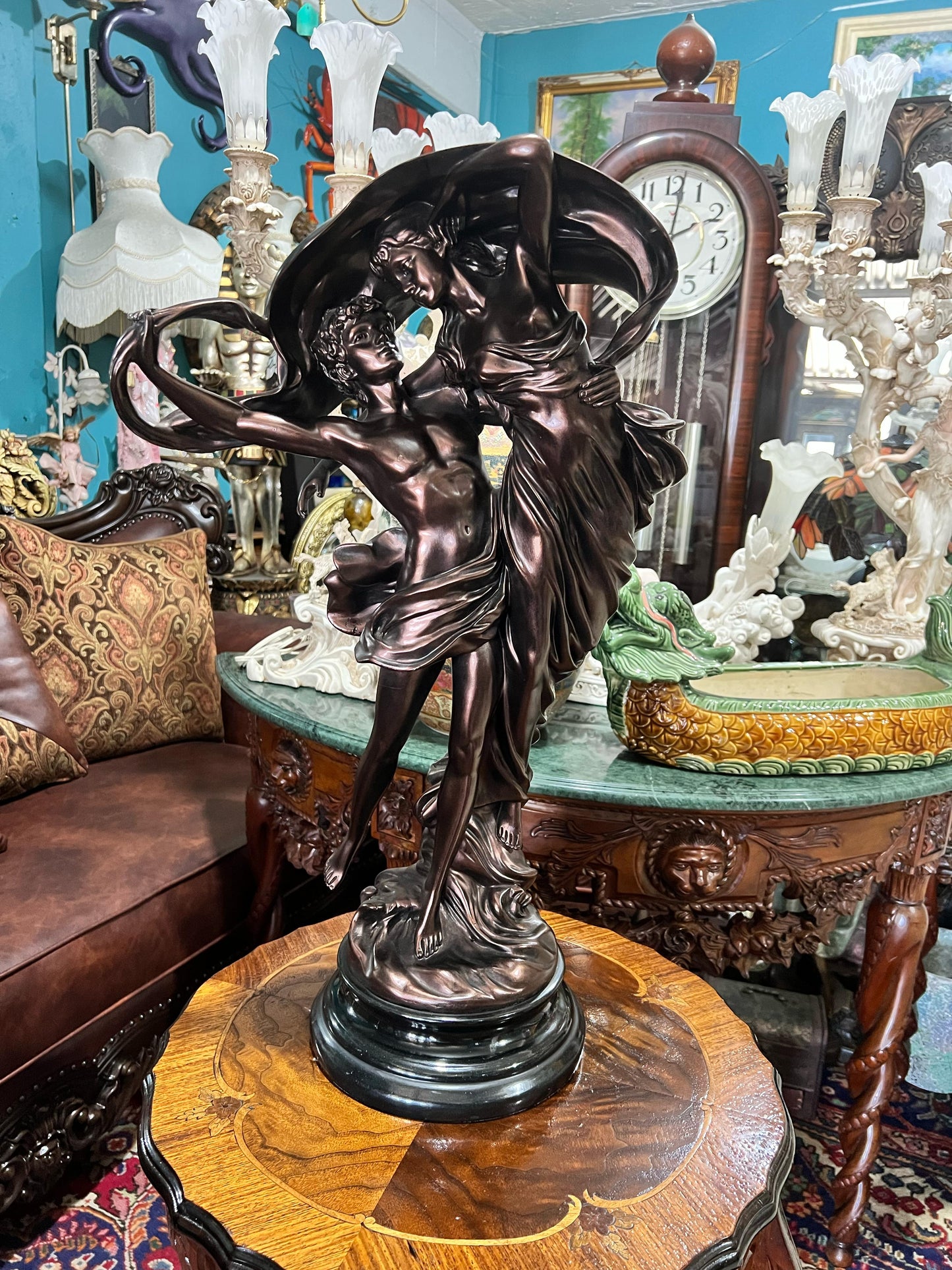 🌩️ "La Tempestad" – Una Escultura que Captura la Pasión y la Devoción Atemporal 💥
