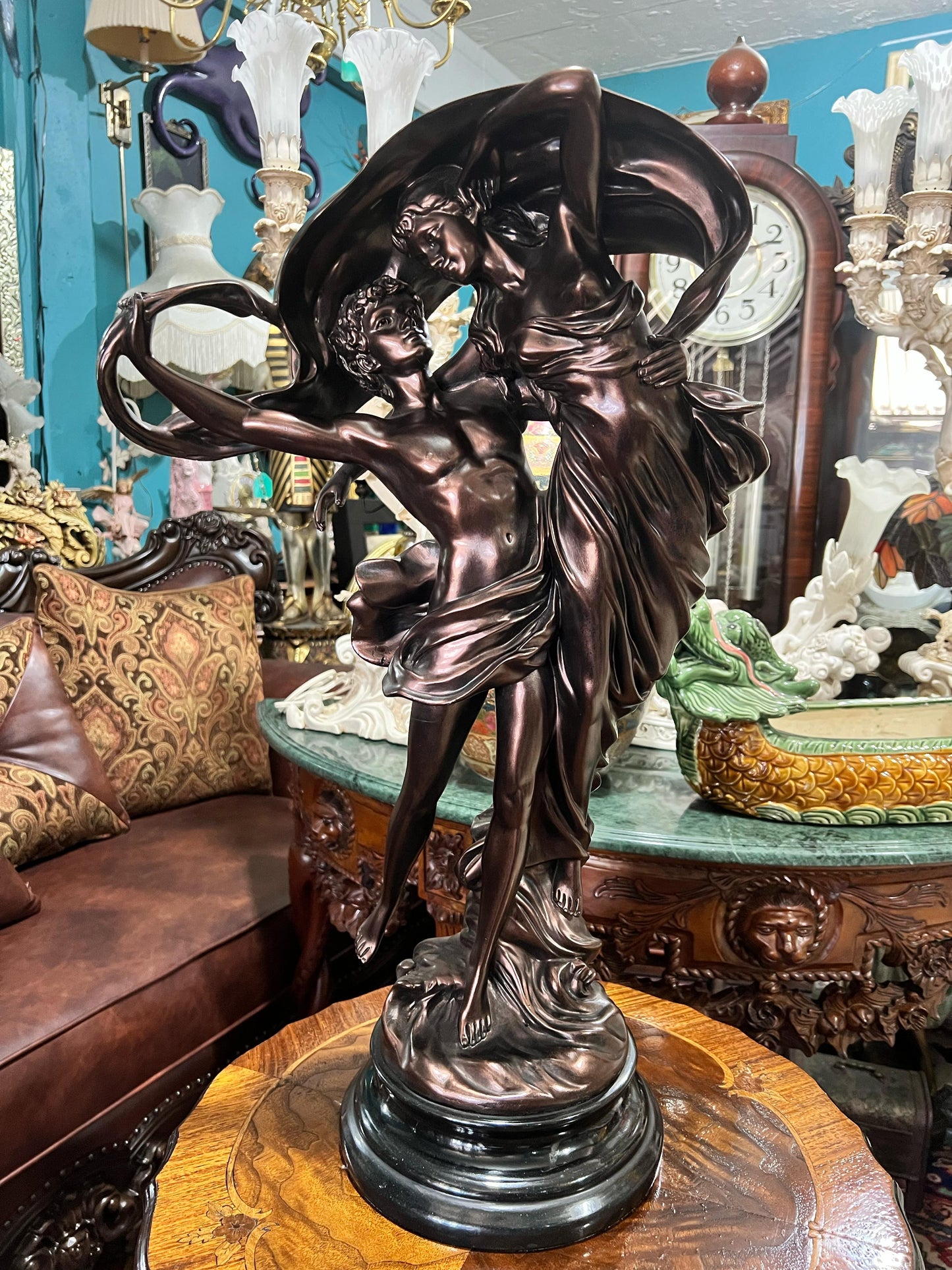 🌩️ "La Tempestad" – Una Escultura que Captura la Pasión y la Devoción Atemporal 💥