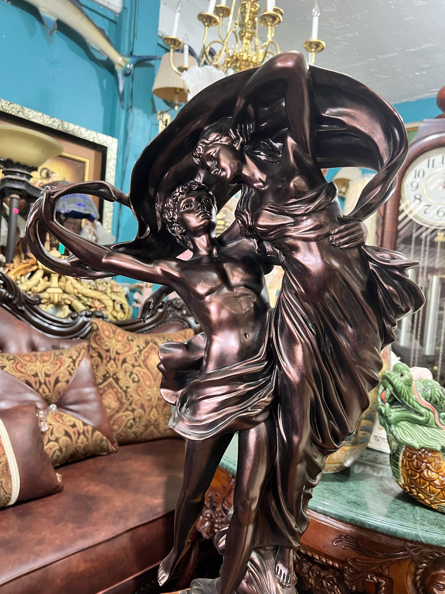 🌩️ "La Tempestad" – Una Escultura que Captura la Pasión y la Devoción Atemporal 💥