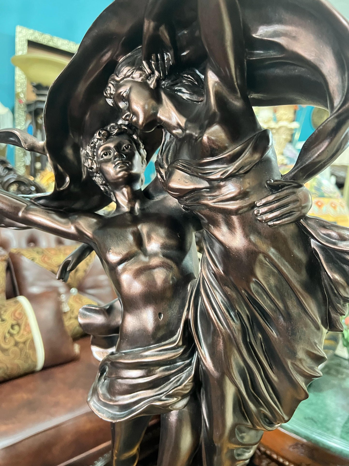 🌩️ "La Tempestad" – Una Escultura que Captura la Pasión y la Devoción Atemporal 💥