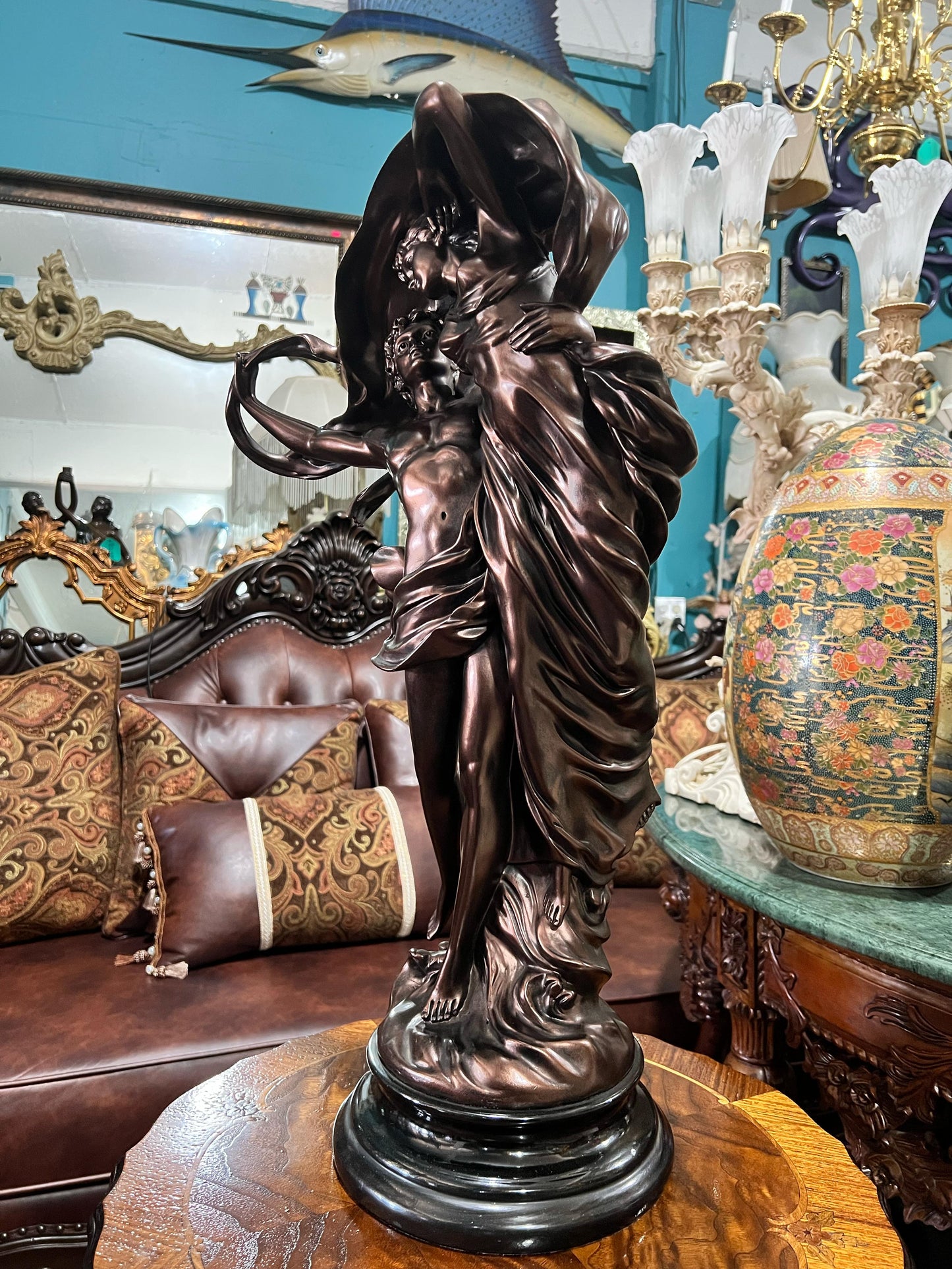 🌩️ "La Tempestad" – Una Escultura que Captura la Pasión y la Devoción Atemporal 💥