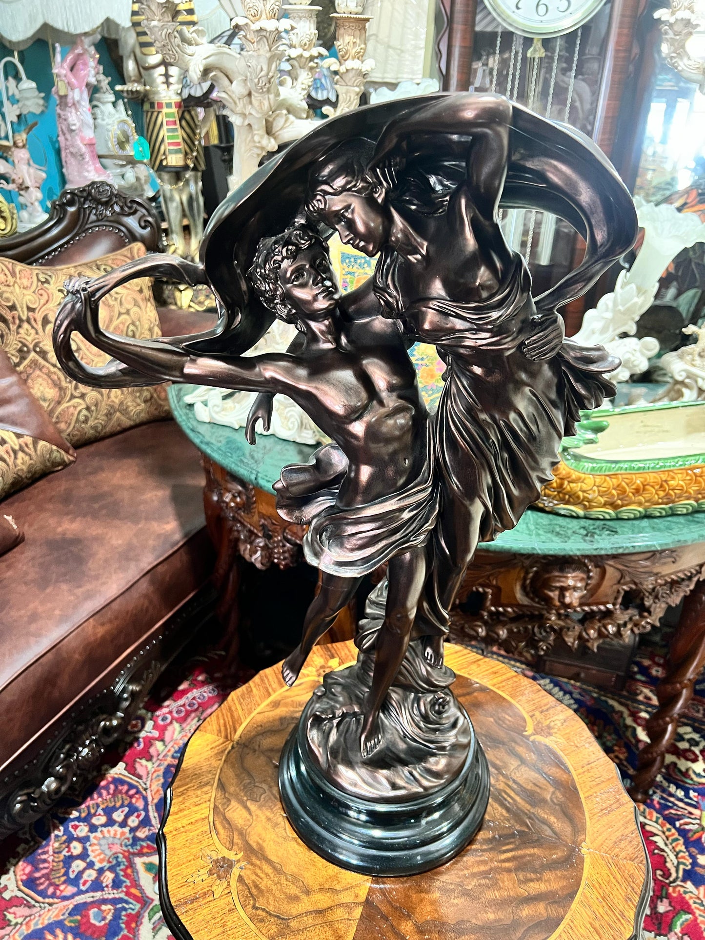 🌩️ "La Tempestad" – Una Escultura que Captura la Pasión y la Devoción Atemporal 💥