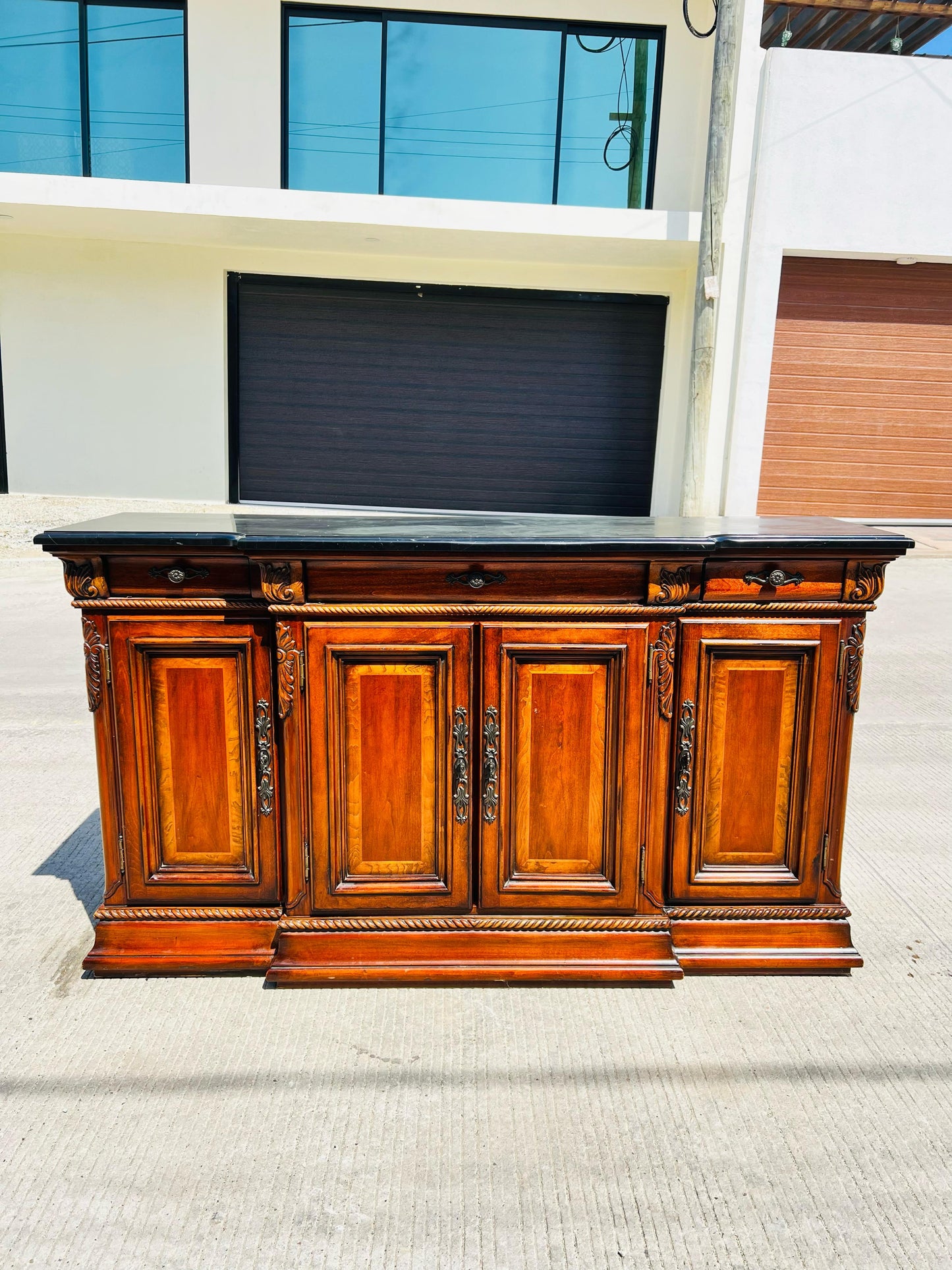 🌿🍂Bufetero de madera de nogal elaborado por Universal  Furniture🍂🌿