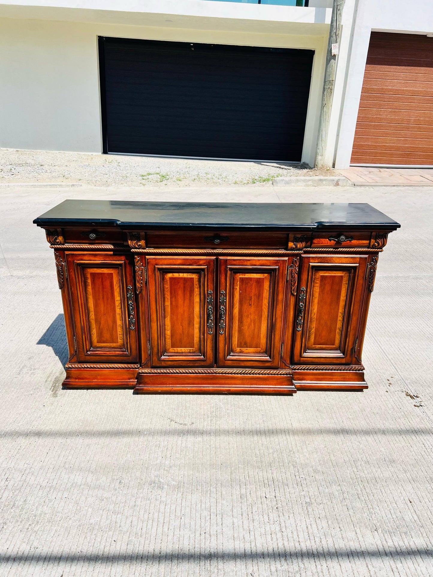 🌿🍂Bufetero de madera de nogal elaborado por Universal  Furniture🍂🌿
