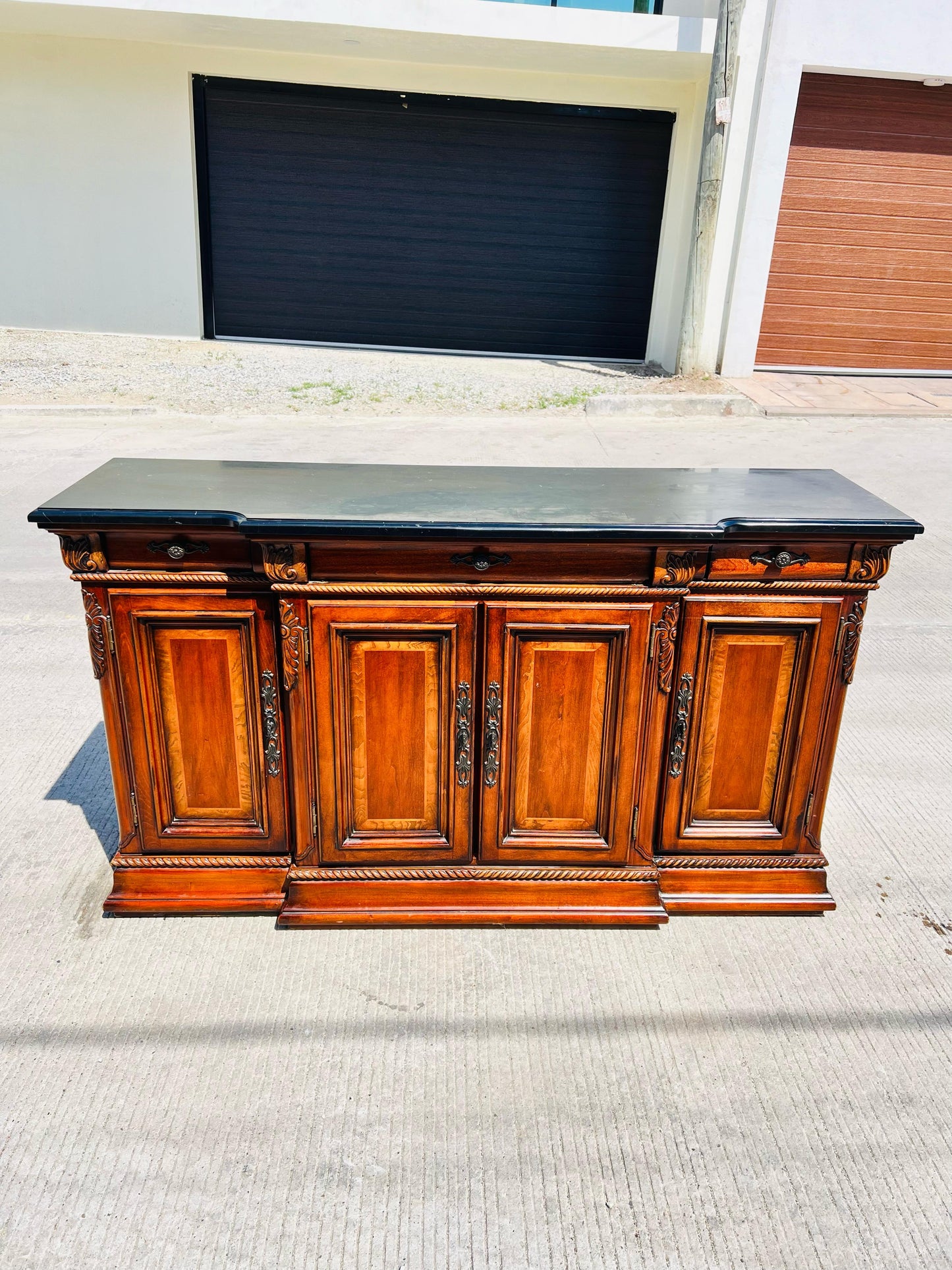 🌿🍂Bufetero de madera de nogal elaborado por Universal  Furniture🍂🌿