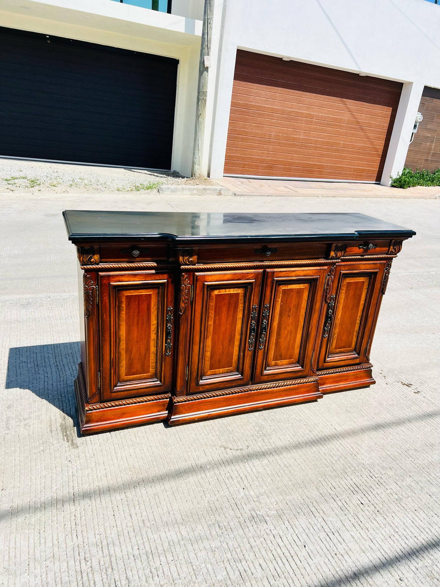🌿🍂Bufetero de madera de nogal elaborado por Universal  Furniture🍂🌿