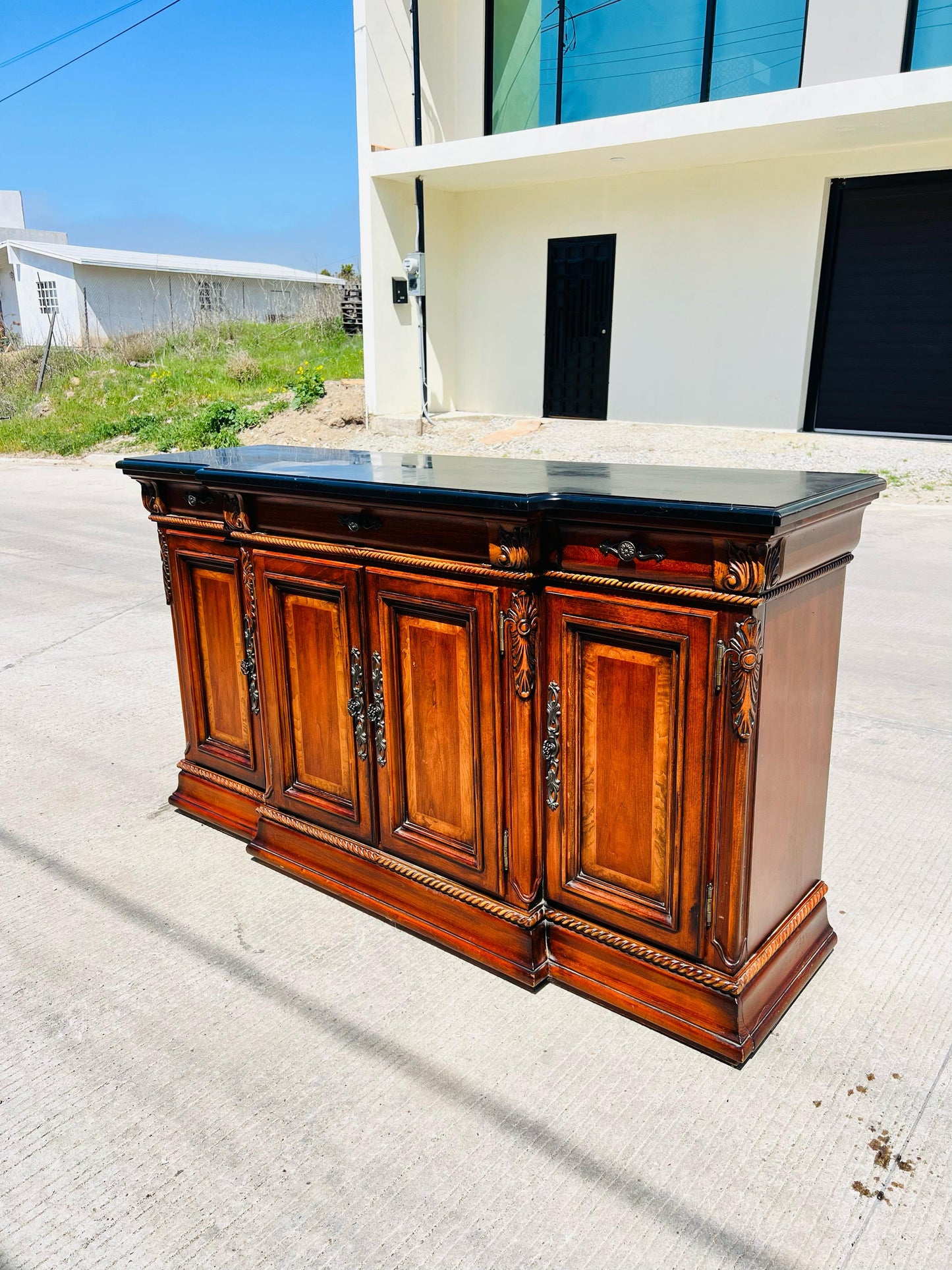 🌿🍂Bufetero de madera de nogal elaborado por Universal  Furniture🍂🌿